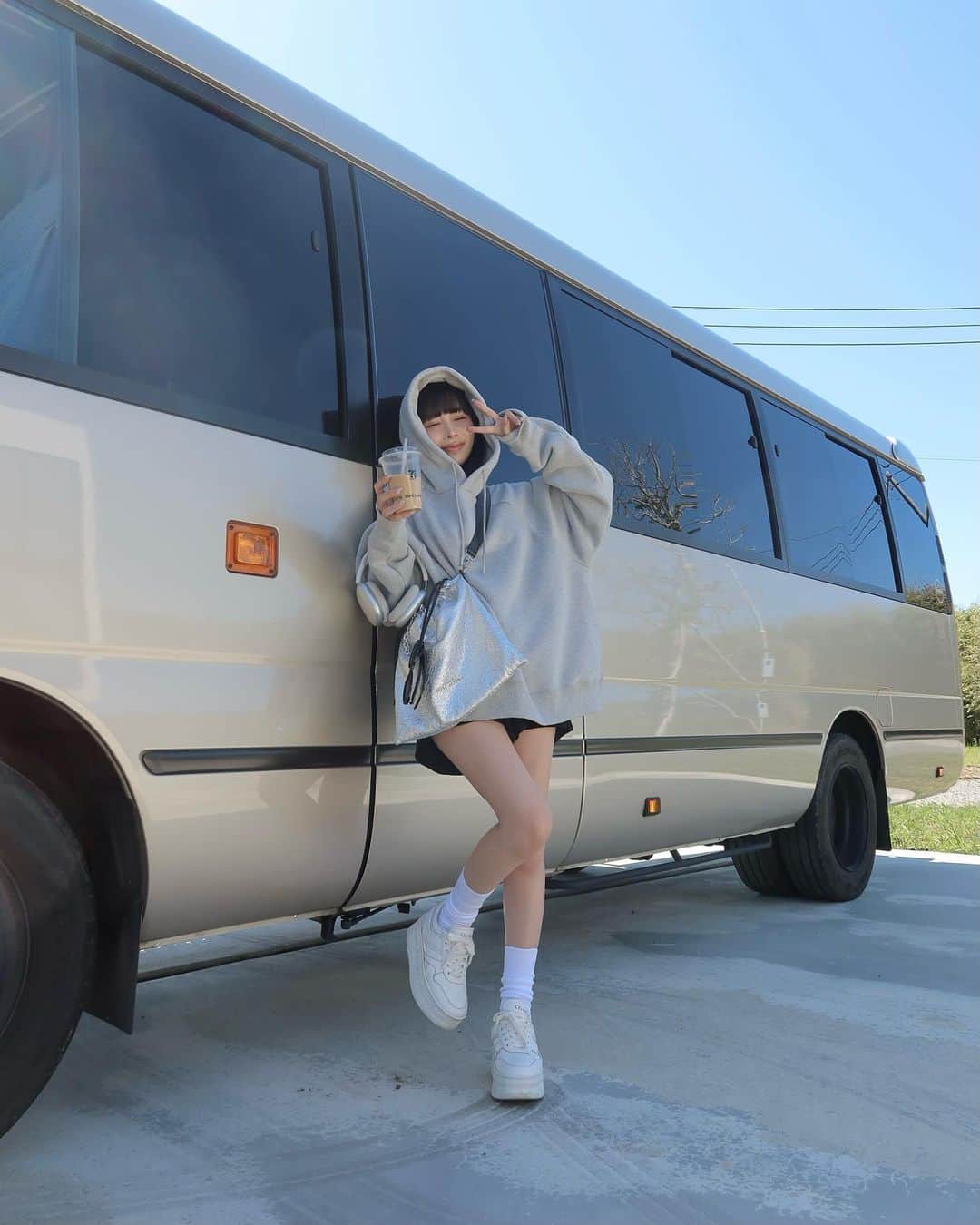 梯真奈美のインスタグラム：「空気がおいしい〜♡  撮影の日は移動が多いから できるだけ動きやすくて楽ちんな格好に👟  イヤフォン🎧ラテ☕️は必須なお供♡  #JOSEMOON」