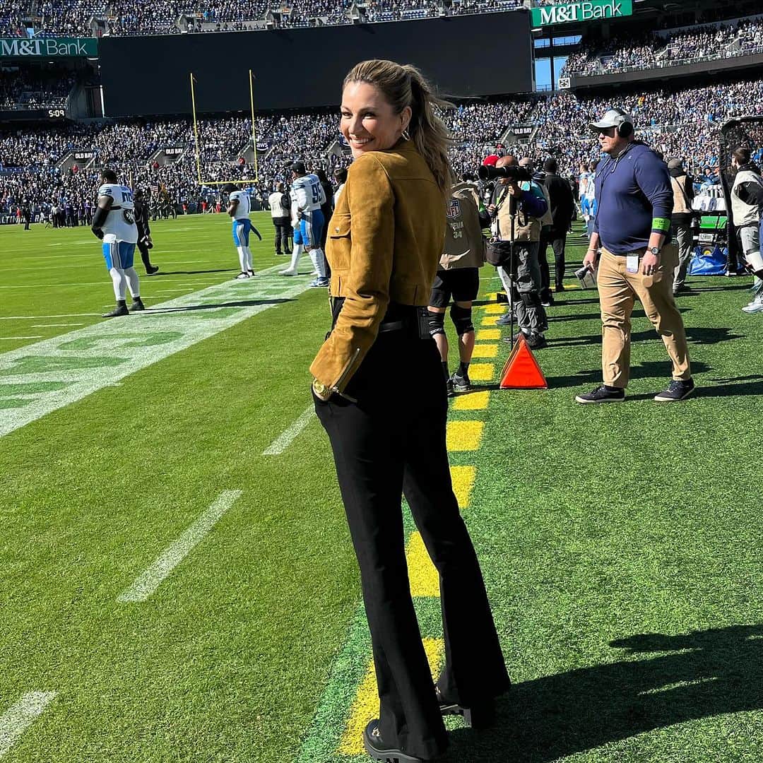 エリン・アンドリューズのインスタグラム：「Windy Week 7 @nflonfox @jilliangregory @alyssafgreene @khaite_ny」