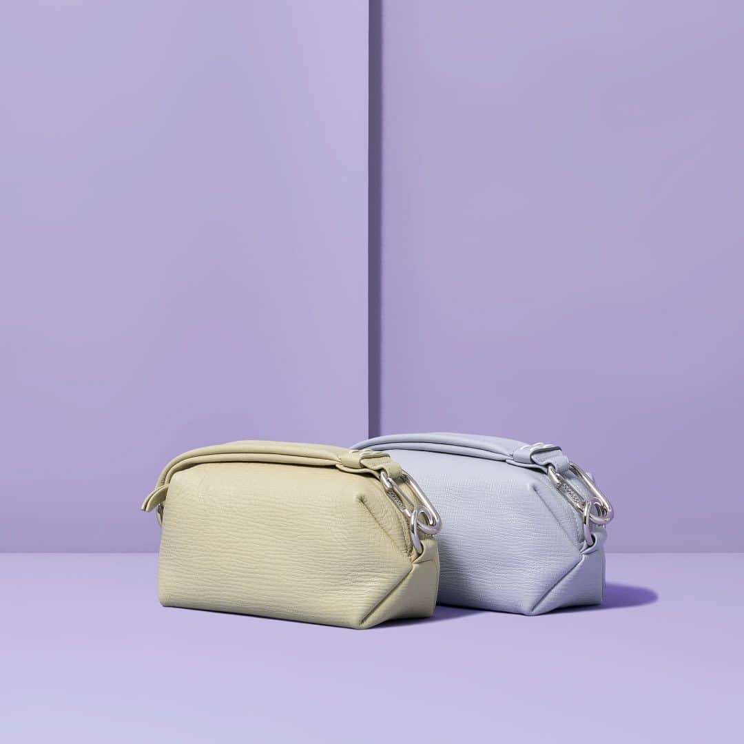 エポイのインスタグラム：「．Tuck  ． #Epoi #23aw #tuck #epoicolors #madeinjapan #fashion #lavender #sandbeige #omotesando #umeda #marunouchi #japan #leather #bag #wallet #エポイ #日本製 #革 #タック」