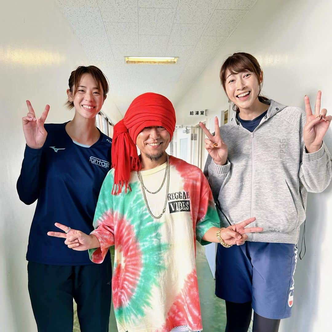 狩野舞子さんのインスタグラム写真 - (狩野舞子Instagram)「・ 今回の種子島BIGVISIONでは音楽LIVEも開催されました🎤  湘南乃風  HANKUNさん✨ GAKU_MCさん✨ HANKUNさんのサポートで入っていた同い年のNOBUくん✨  音楽の力ってすごい。 LIVEが始まった瞬間、魔法がかかったように競技場の空気が一気に変わりました🪄 声ひとつで、楽器ひとつで、みんなを魅了できるってすごいなぁ。 最高な時間を島の方々と一緒に過ごす事ができて幸せでした💓 ありがとうございました✨✨  あんなに長時間一緒にいたのにGAKUさんと写真撮れてなかった😂 次回はぜひ！お願いします🤝 ・ #種子島BIGVIGION #音楽LIVE #HANKUN #GAKUMC #NOBU」10月23日 10時54分 - kanochan715