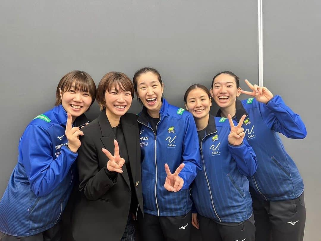 石井優希さんのインスタグラム写真 - (石井優希Instagram)「. 2023/24 V1 league women SAGAアリーナで開幕しました。 2日間GAORAで実況吉田さんと初の解説をさせて頂きました🗣️ 2連勝NICE👍🏻✨✨  試合前にはストリートフェスでトークショーもさせてもらい楽しい時間を過ごさせてもらいました😆  キラさん絵里香さんとも会えてハピハピ💕  #初解説 #お喋り語彙力強化中w #みんなに会えるの嬉しい #密かに映るマー先生が癒し☺️」10月23日 10時47分 - yuki.ishii