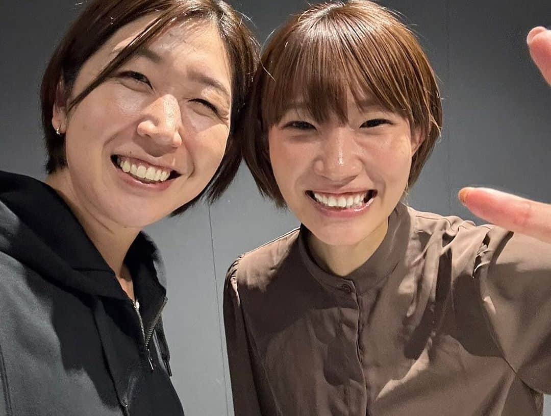 石井優希さんのインスタグラム写真 - (石井優希Instagram)「. 2023/24 V1 league women SAGAアリーナで開幕しました。 2日間GAORAで実況吉田さんと初の解説をさせて頂きました🗣️ 2連勝NICE👍🏻✨✨  試合前にはストリートフェスでトークショーもさせてもらい楽しい時間を過ごさせてもらいました😆  キラさん絵里香さんとも会えてハピハピ💕  #初解説 #お喋り語彙力強化中w #みんなに会えるの嬉しい #密かに映るマー先生が癒し☺️」10月23日 10時47分 - yuki.ishii