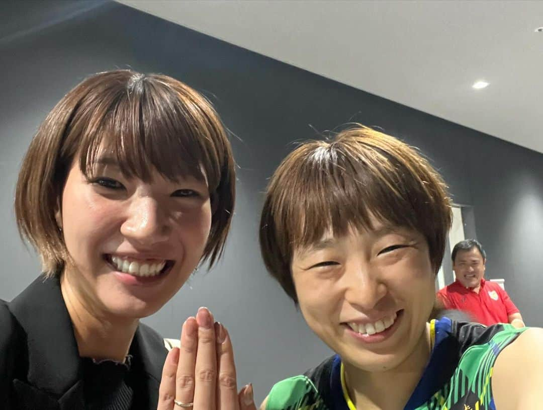 石井優希さんのインスタグラム写真 - (石井優希Instagram)「. 2023/24 V1 league women SAGAアリーナで開幕しました。 2日間GAORAで実況吉田さんと初の解説をさせて頂きました🗣️ 2連勝NICE👍🏻✨✨  試合前にはストリートフェスでトークショーもさせてもらい楽しい時間を過ごさせてもらいました😆  キラさん絵里香さんとも会えてハピハピ💕  #初解説 #お喋り語彙力強化中w #みんなに会えるの嬉しい #密かに映るマー先生が癒し☺️」10月23日 10時47分 - yuki.ishii