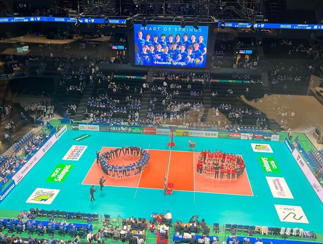 石井優希さんのインスタグラム写真 - (石井優希Instagram)「. 2023/24 V1 league women SAGAアリーナで開幕しました。 2日間GAORAで実況吉田さんと初の解説をさせて頂きました🗣️ 2連勝NICE👍🏻✨✨  試合前にはストリートフェスでトークショーもさせてもらい楽しい時間を過ごさせてもらいました😆  キラさん絵里香さんとも会えてハピハピ💕  #初解説 #お喋り語彙力強化中w #みんなに会えるの嬉しい #密かに映るマー先生が癒し☺️」10月23日 10時47分 - yuki.ishii