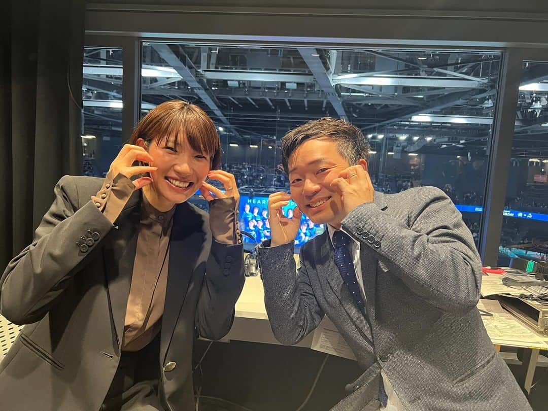 石井優希さんのインスタグラム写真 - (石井優希Instagram)「. 2023/24 V1 league women SAGAアリーナで開幕しました。 2日間GAORAで実況吉田さんと初の解説をさせて頂きました🗣️ 2連勝NICE👍🏻✨✨  試合前にはストリートフェスでトークショーもさせてもらい楽しい時間を過ごさせてもらいました😆  キラさん絵里香さんとも会えてハピハピ💕  #初解説 #お喋り語彙力強化中w #みんなに会えるの嬉しい #密かに映るマー先生が癒し☺️」10月23日 10時47分 - yuki.ishii