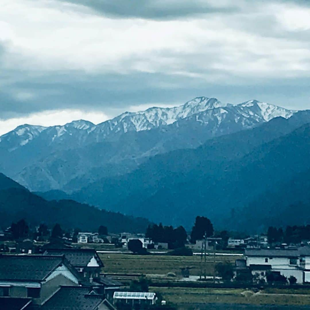 尾木直樹のインスタグラム：「富山から望む立山連峰！！なんて急峻で雄大なんでしょう！うとうとしてたけど、一瞬で目が覚めましたよ(^^)北陸新幹線「かがやき」は速いですね〜 ｰ  #富山#立山#金沢#素敵な景色 #北陸新幹線かがやき #尾木ママ講演会#冠雪の立山」