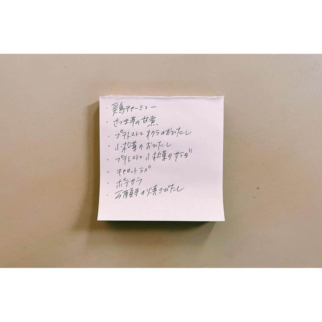 雪浦聖子さんのインスタグラム写真 - (雪浦聖子Instagram)「今月の常備菜、と書き出して、あと一回月曜日があることに気づいたけど、もう書き始めてしまったので載せます。 （だれからも月単位で載せなさいと言われてない。） 季節がぐんと進んで、牛蒡や南瓜が登場。 うらざとさんに展示会でつぶつぶでフレッシュで噛むとプチプチする、まるで野菜（そもそも種は野菜？果物？種は種かな）みたいな美味しいマスタードをいただいて、ポテサラに入れたり、キャロットラペに入れたり。いつも作ってるものがグレードアップして、美味しくて新鮮な味わいになる。楽しい楽しい。ありがとうございます！ あとアトリエ近くの古本屋さんで小林ケンタロウさんの料理本が売られていて、夫がケンタロウファンなので即買いしたのを参考に味付けにバリエーションが。 （元気になって復帰してくれたらいいなあ） じゅりえさんがキヌアのサラダをよく作ってるの見て、美味しそうと真似したり。 料理が楽しい今日このごろ。」10月23日 10時49分 - sneeuw_y