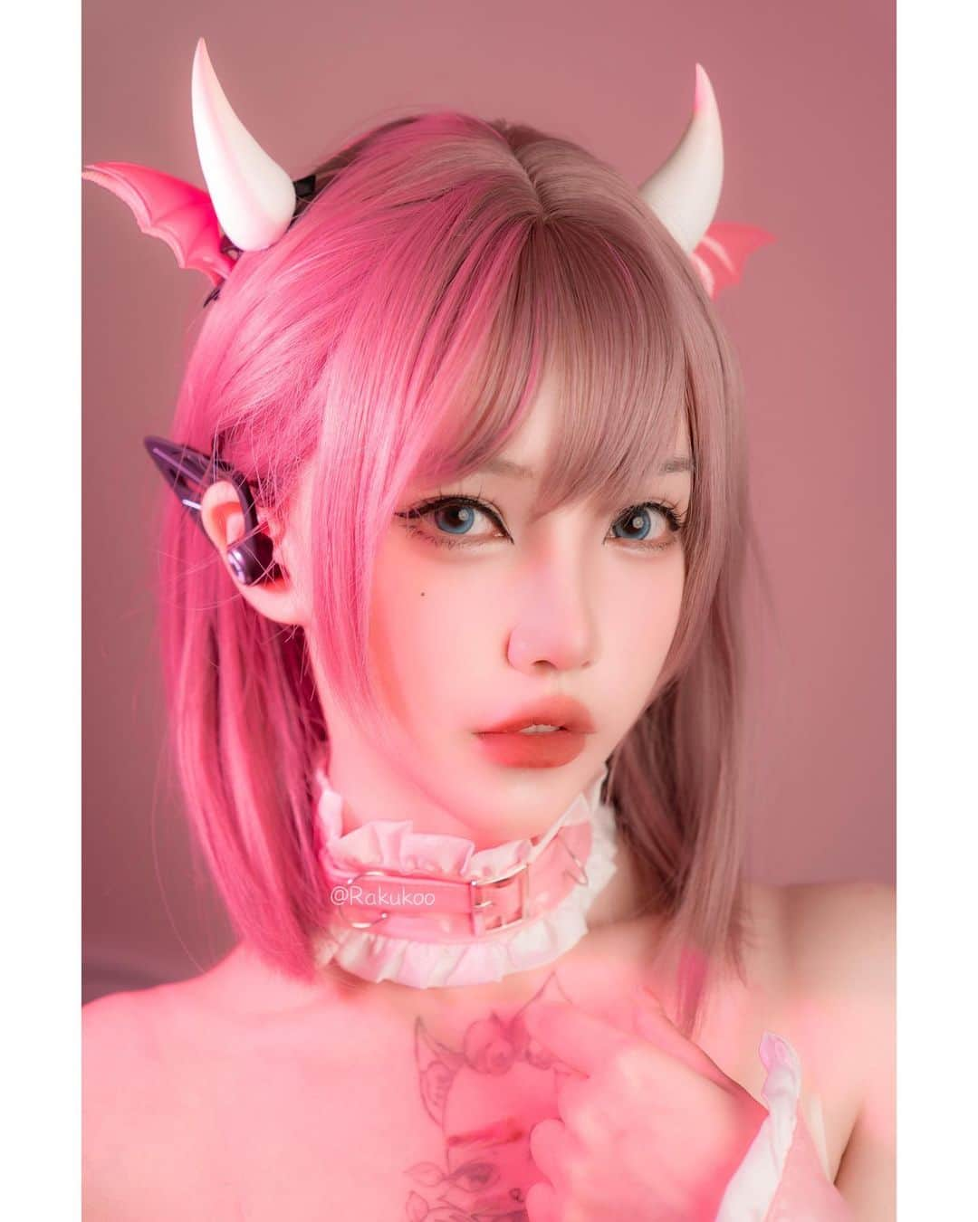 犬神洛洛子さんのインスタグラム写真 - (犬神洛洛子Instagram)「Pink devil 😈💗 Earphones from @yowu.chan   #cosplay #pinkhair #devilgirl」10月23日 11時02分 - rakukoo