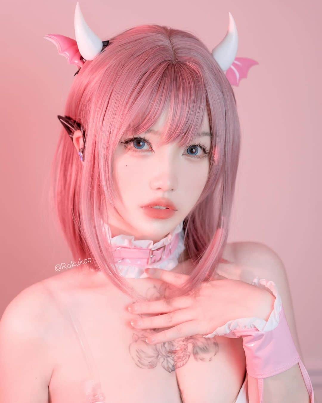 犬神洛洛子さんのインスタグラム写真 - (犬神洛洛子Instagram)「Pink devil 😈💗 Earphones from @yowu.chan   #cosplay #pinkhair #devilgirl」10月23日 11時02分 - rakukoo