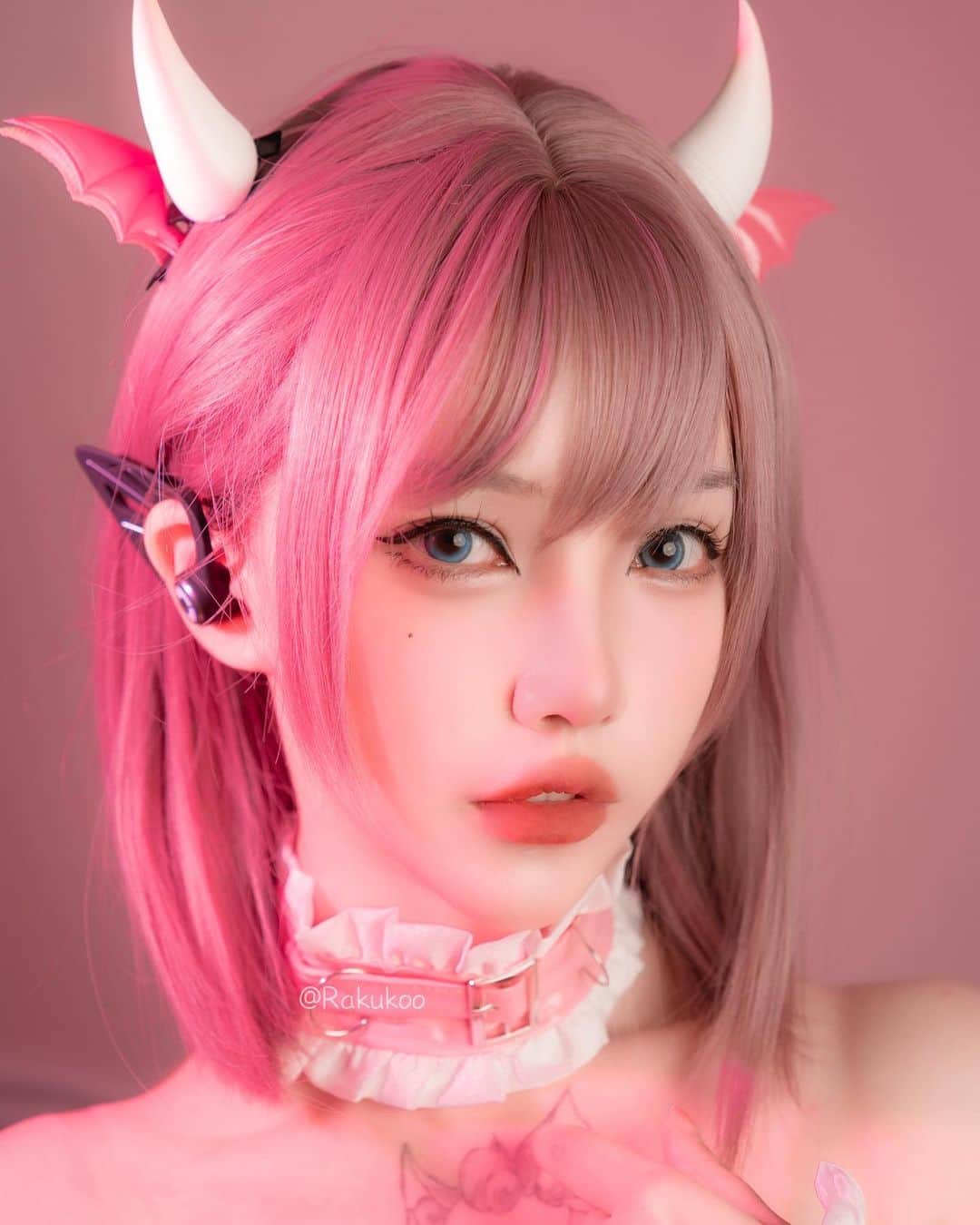 犬神洛洛子のインスタグラム：「Pink devil 😈💗 Earphones from @yowu.chan   #cosplay #pinkhair #devilgirl」