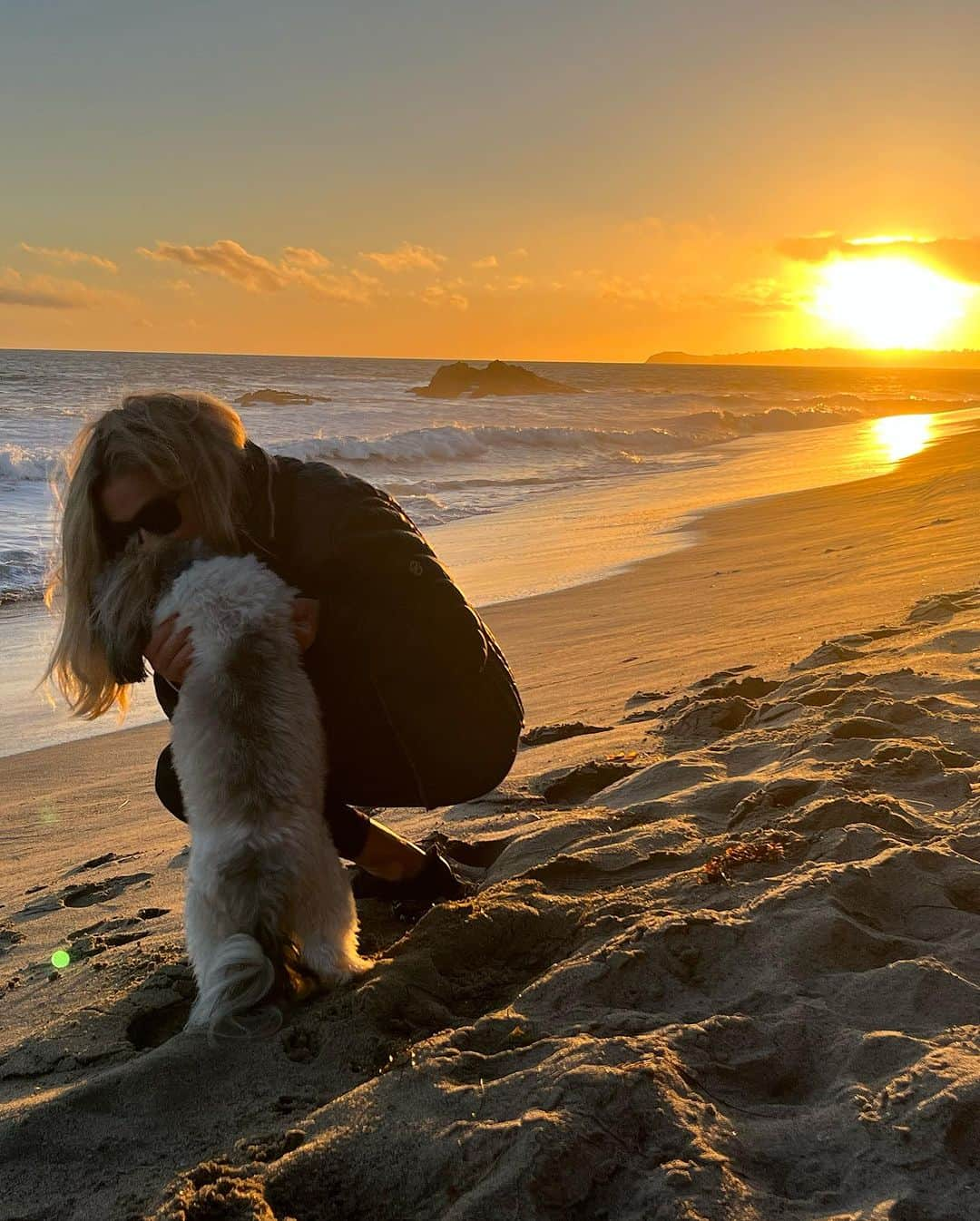 カミール・グラマーさんのインスタグラム写真 - (カミール・グラマーInstagram)「Beautiful sunset at the beach. My pups love running the beach. Even my dear 15 yr old pup Joey runs the beach like a 8 year old dog. . #malibusenset #sunset #dog #havanese #malibu #dance @kimberloo1122」10月23日 10時56分 - therealcamille