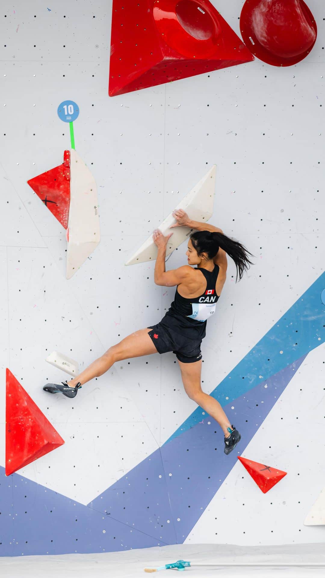 アラーナ・イップのインスタグラム：「Heading to finals of the PanAm Games in third place alongside my teammates @becca_frangos @indiana.chapman 🇨🇦 (and of course our men’s squad @mccollsean @oscarzzworld @victorvxb)   Stoked to have felt calm and confident on the wall today. Hoping to take that feeling into Tuesday’s finals!   Video @mccollsean  Cover photo @lenadrapella @ifsclimbing」