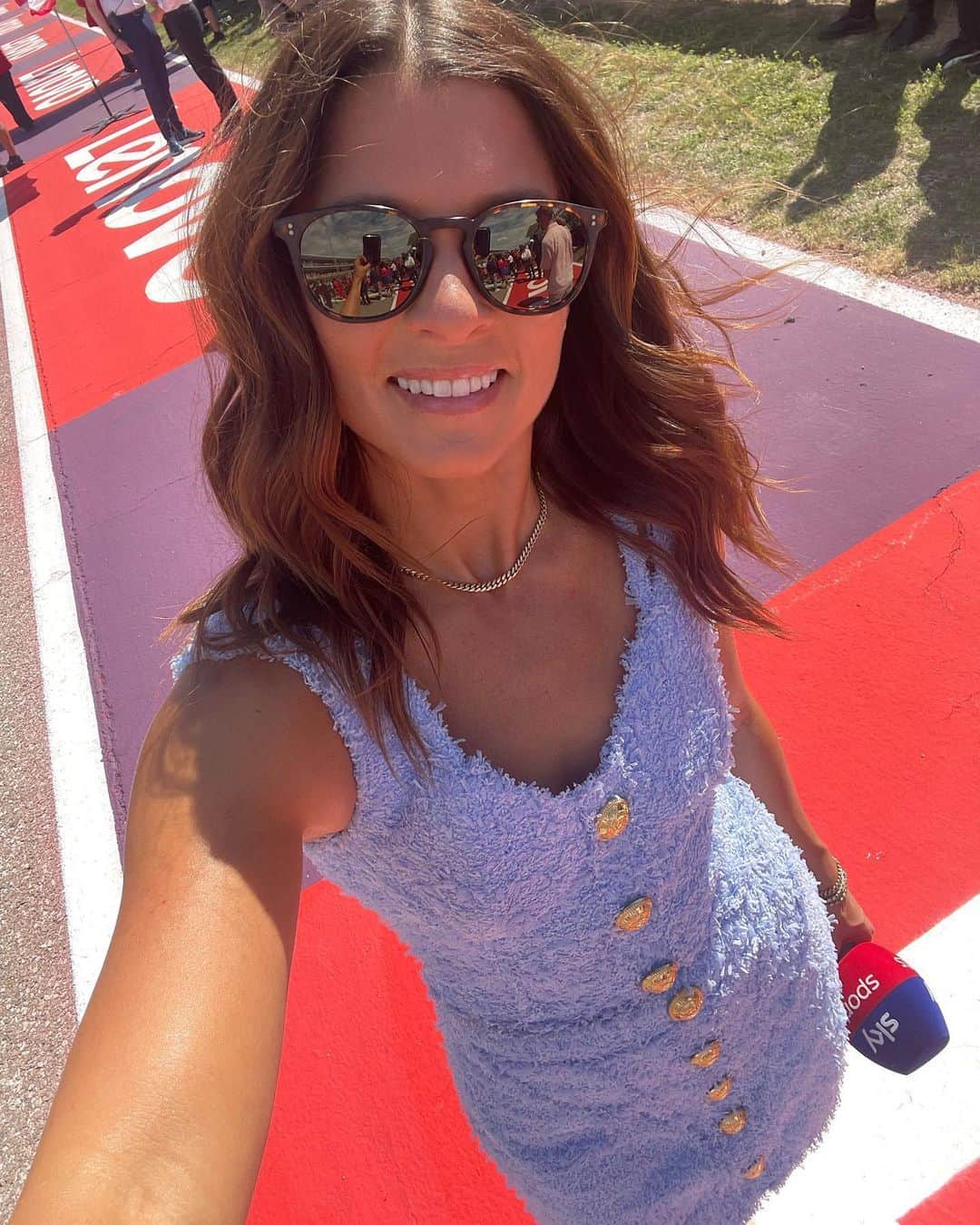 のインスタグラム：「It’s getting more and more competitive at the front!!!! Love it! Only 4 more races in the season! 🏎️ 🏁」