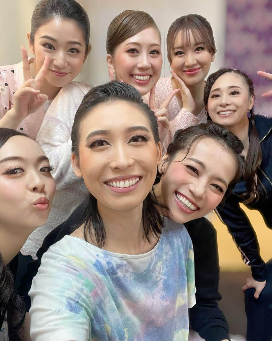 彩月つくしさんのインスタグラム写真 - (彩月つくしInstagram)「雪組100周年！ 無事初日の幕が上がりました！ 懐かしい雪組のメドレーに温かいお客様の拍手。 日々込み上げてくるものがあり、涙涙の公演となっております。  こちらのお写真は、 初日のみ出演されてました真彩希帆ちゃんと💕 私、彼女の歌声が大好きなのです😭 本当に素敵すぎて袖でずっと聞き惚れていました✨  幕間にはアンサンブルの楽屋で生田先生との馴れ初めもお話ししてくれました💕キュンキュンしました🤭  在団中一緒の舞台に立つことはありませんでしたが、こうして雪組100周年で共演する事が出来とても嬉しかったです！  本日はGreatバージョンの初日！ 初日では歌い踊っていない曲がたくさんあります！ 皆様ご期待下さいませ💓  #雪組100周年❄️ #greatestdream」10月23日 11時11分 - iii_tsukushi_iii