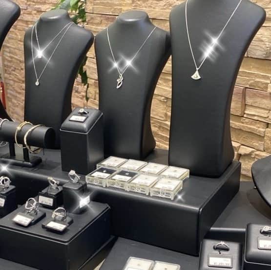 LATOV_ラトブ のインスタグラム：「ラトブ16周年誕生祭開催中！10/21〜29 2階【JEWELRY  BASE】にて 本日まで✨希少石フェア✨開催中！ 見ているだけでもトキメく希少石💞  本物の輝きをぜひこの機会に！ ご来館をお待ちしております♪  #jewelrybase #ラトブ誕生祭 #ラトブ #いわき」