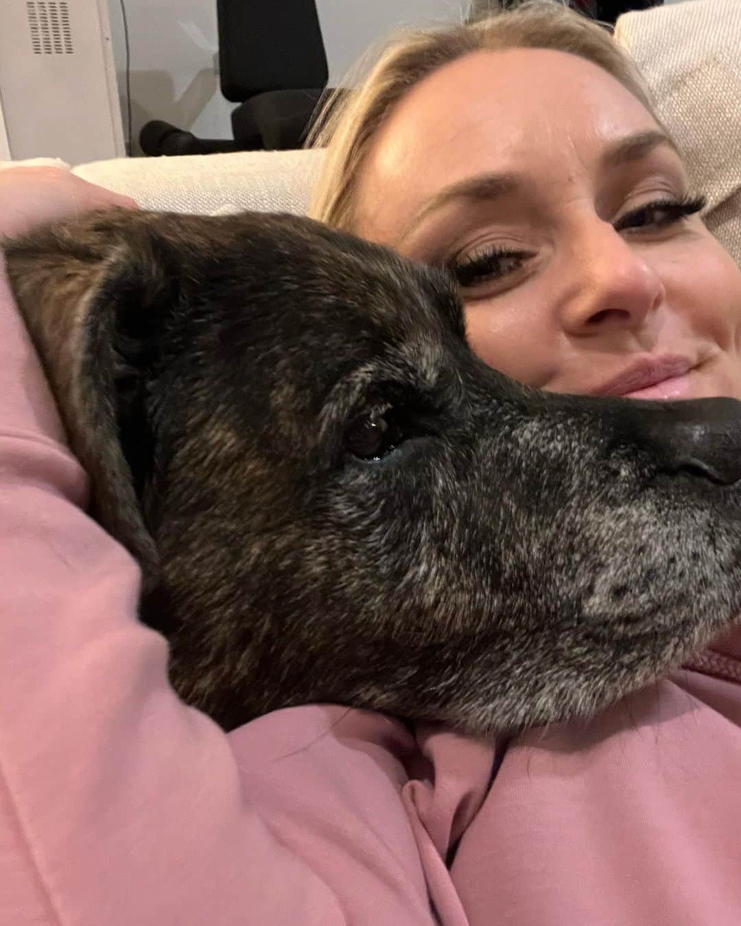 リンゼイ・ボンのインスタグラム：「Nothing like coming home to pure love and happiness ❤️ missed these fur balls sooooo much!!!」