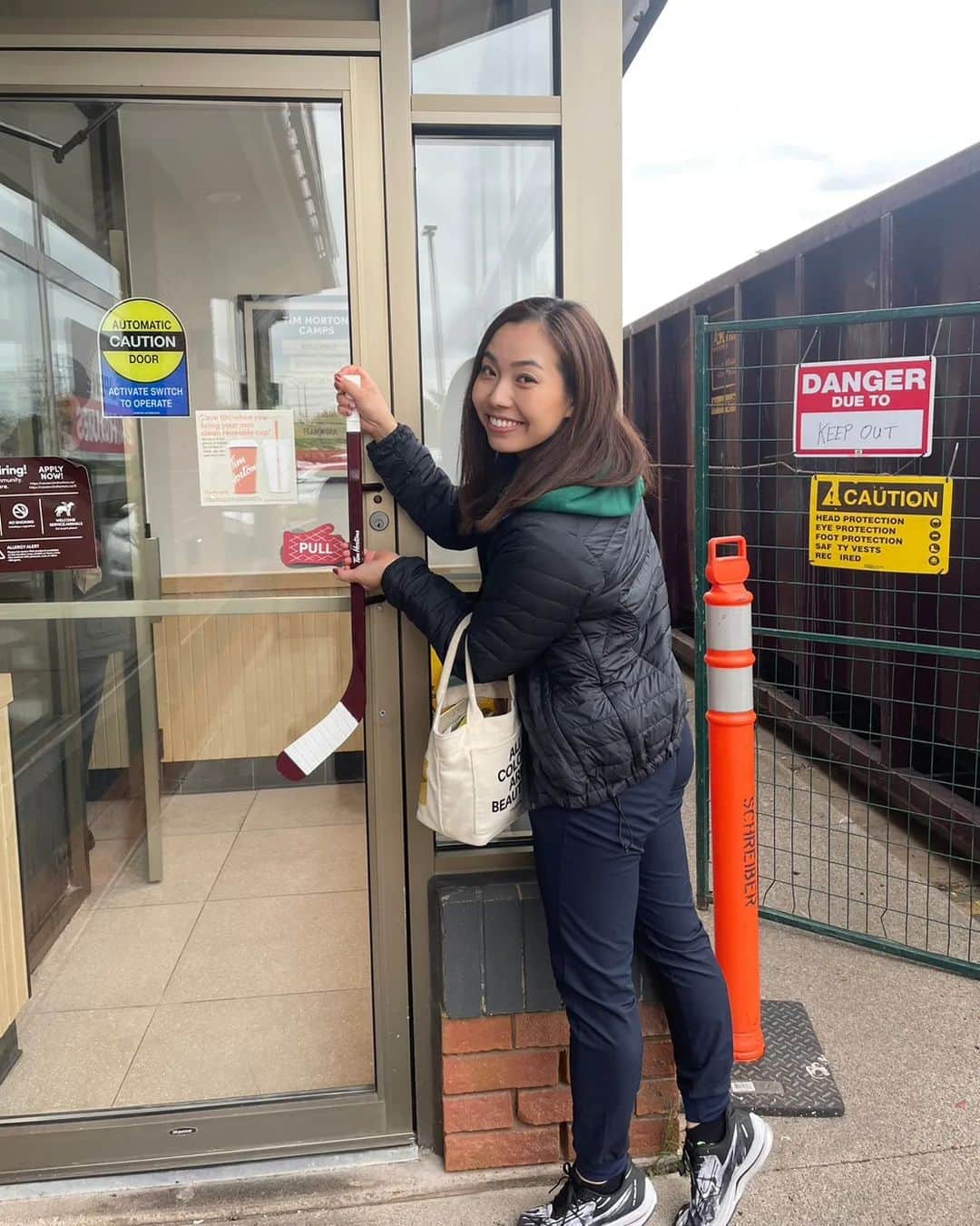 近江谷杏菜のインスタグラム：「カナダといえば！！！！？  アイスホッケー（カーリングも） Tim Hortons🍩 ヤムいも🥔  ※写真はカナダのどこにでもあるドーナツ屋さんティムホートンズの入り口 ※ヤムフライが大好きすぎるチーム、レストランで見つけたらいつもオーダーします。日本でも食べたいい！！  #canada @timhortons」
