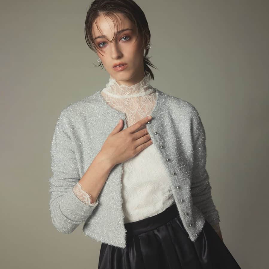 celford_officialのインスタグラム：「【Yumi Katsura for CELFORD】 ⁡ 「進化し続ける大人のオケージョンドレス」 ⁡ 繊細なレースのブラウスと インナーキャミソールが融合。 ⁡ 幻想的でありながら機能的にも優れた トップスです。 ⁡ バスト下からウエストにかけて入るタックは 自然なドレープを描き、装いに気品を与えると ともにスタイルアップにも一役。 ⁡ 先端にはスカラップのレースが施され、 首や腕を細く長く見せてくれます。 ⁡ オールシーズン着ていただけるデザインと素材で、 シーンを問わず活躍してくれそう。 ⁡ 【Yumi Katsura for CELFORD】 チュールレーストップス ¥17,600 ⁡ 数量限定のため、どうぞお早めに。 ⁡ ⁡ #CELFORDAW23 #celford #セルフォード」