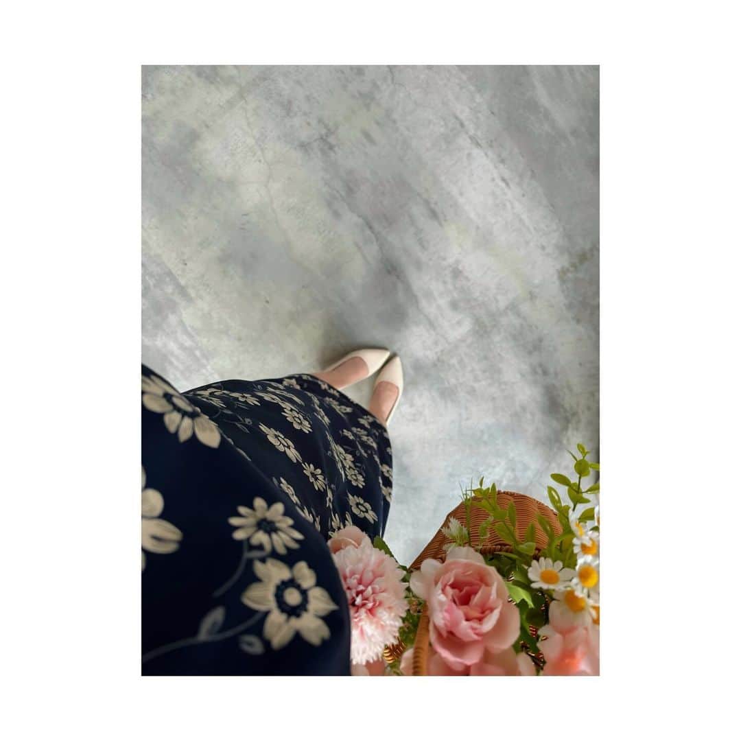 roseannaさんのインスタグラム写真 - (roseannaInstagram)「旗袍體驗 @jukuiju 今次帶媽媽來到台中聚奎居穿旗袍~ 有些旗袍可以改腰，有些不能修改，我身上穿的這條就改了腰圍~  最後這髮型100分 姐姐幫我頭髮弄得好美唷 ♥️ 圖二我好喜歡髮型太有質感了」10月23日 11時24分 - oyiilaw