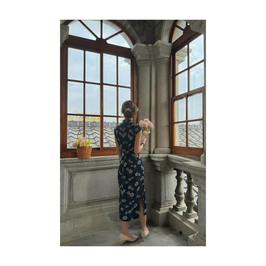 roseannaさんのインスタグラム写真 - (roseannaInstagram)「旗袍體驗 @jukuiju 今次帶媽媽來到台中聚奎居穿旗袍~ 有些旗袍可以改腰，有些不能修改，我身上穿的這條就改了腰圍~  最後這髮型100分 姐姐幫我頭髮弄得好美唷 ♥️ 圖二我好喜歡髮型太有質感了」10月23日 11時24分 - oyiilaw