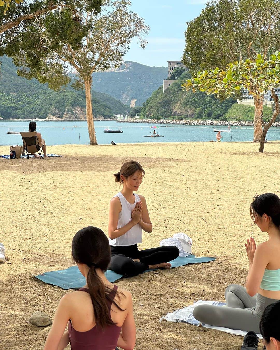 Elva Niさんのインスタグラム写真 - (Elva NiInstagram)「Hiking & Beach Yoga Day🧘🏻‍♀️  We should definitely organize more event like this🙌🏻 #重陽節登高 #po相應下節先  #beearthhk  @beearthofficial」10月23日 11時25分 - misselvani