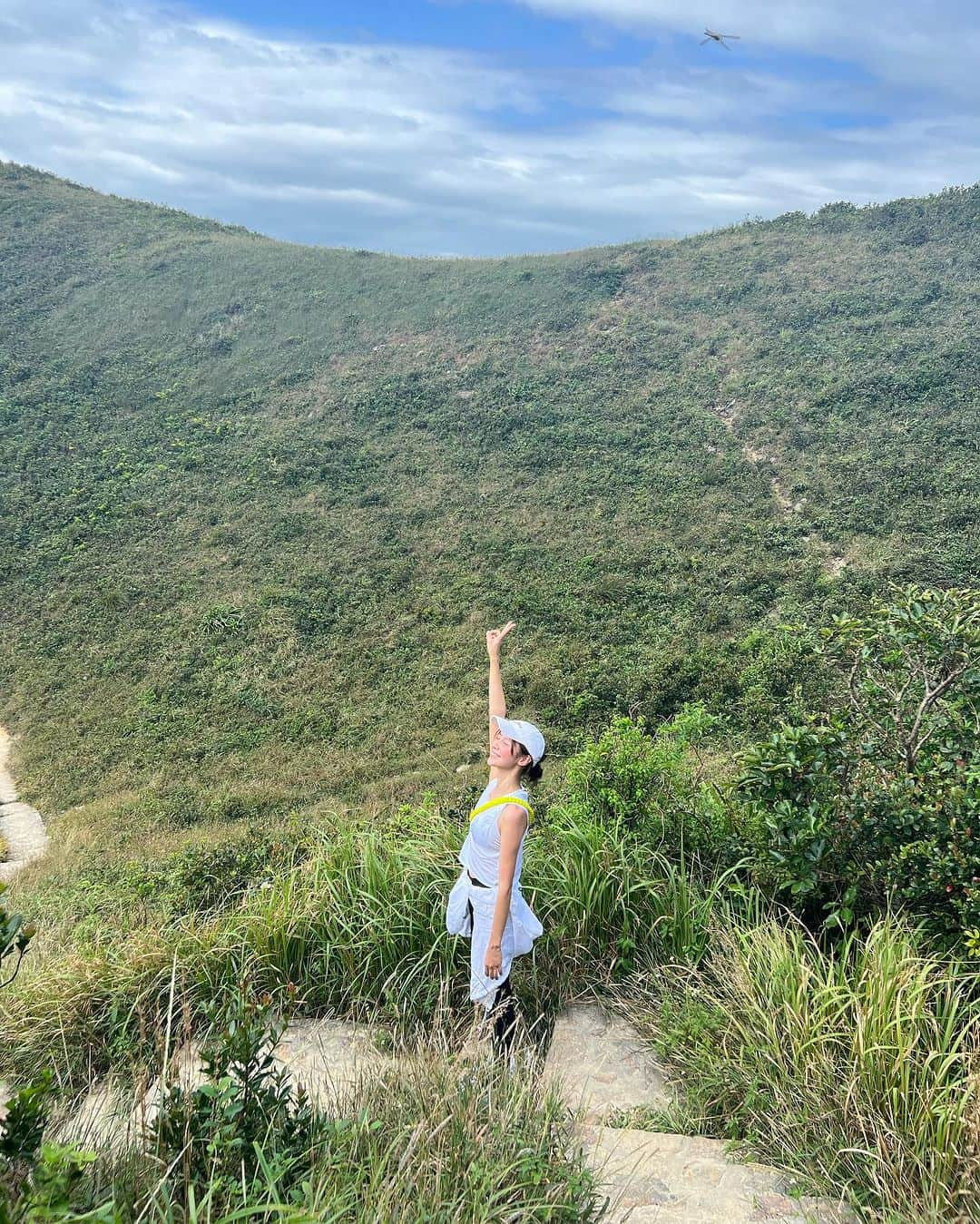 Elva Niのインスタグラム：「Hiking & Beach Yoga Day🧘🏻‍♀️  We should definitely organize more event like this🙌🏻 #重陽節登高 #po相應下節先  #beearthhk  @beearthofficial」