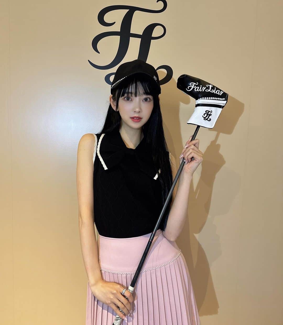 堀未央奈さんのインスタグラム写真 - (堀未央奈Instagram)「🎀  韓国のゴルフウェアブランドが 日本上陸&仲良しの夢月さん @dreamoon_hm  が 日本ビジュアルのヘアメイクを担当したということもあり プライベートでちらっとお邪魔してきました🐈  韓国で見かけて気になってたブランドだったので こうして買いやすくなったの嬉しい〜  この黒xピンクのコーディネートもお気に入り。次はこれ買おう🖤  ゴルフはやらないのだけど 代謝のいい私にはぴったりな素材だし何よりもデイリー使いできるアイテムばかりでかわいい… でもこれを機にゴルフ初めてみようかな?🩰」10月23日 11時26分 - horimiona_official