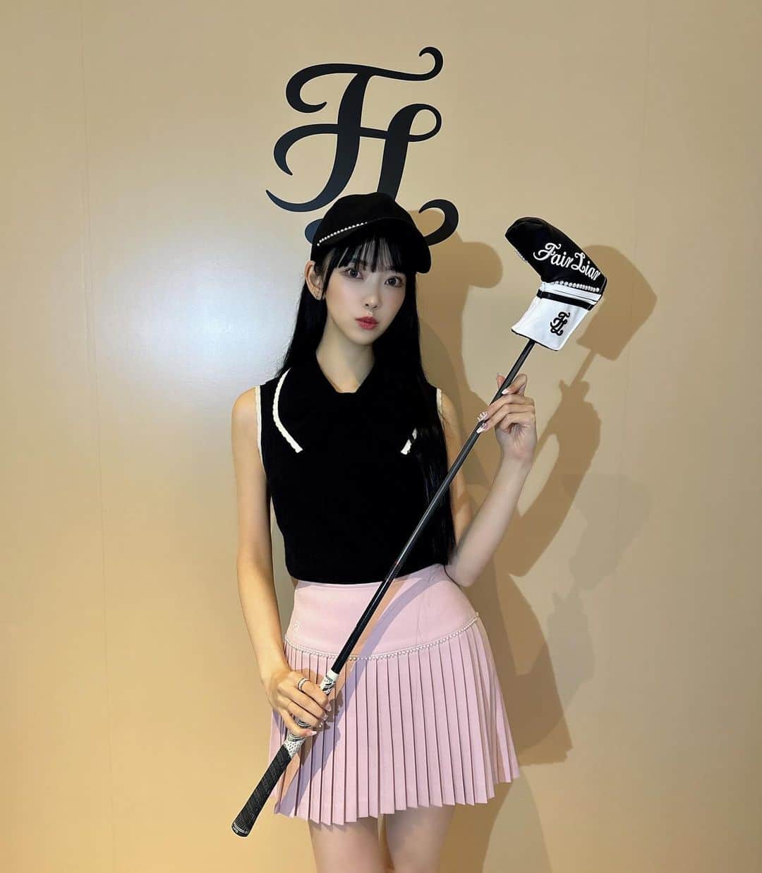 堀未央奈さんのインスタグラム写真 - (堀未央奈Instagram)「🎀  韓国のゴルフウェアブランドが 日本上陸&仲良しの夢月さん @dreamoon_hm  が 日本ビジュアルのヘアメイクを担当したということもあり プライベートでちらっとお邪魔してきました🐈  韓国で見かけて気になってたブランドだったので こうして買いやすくなったの嬉しい〜  この黒xピンクのコーディネートもお気に入り。次はこれ買おう🖤  ゴルフはやらないのだけど 代謝のいい私にはぴったりな素材だし何よりもデイリー使いできるアイテムばかりでかわいい… でもこれを機にゴルフ初めてみようかな?🩰」10月23日 11時26分 - horimiona_official