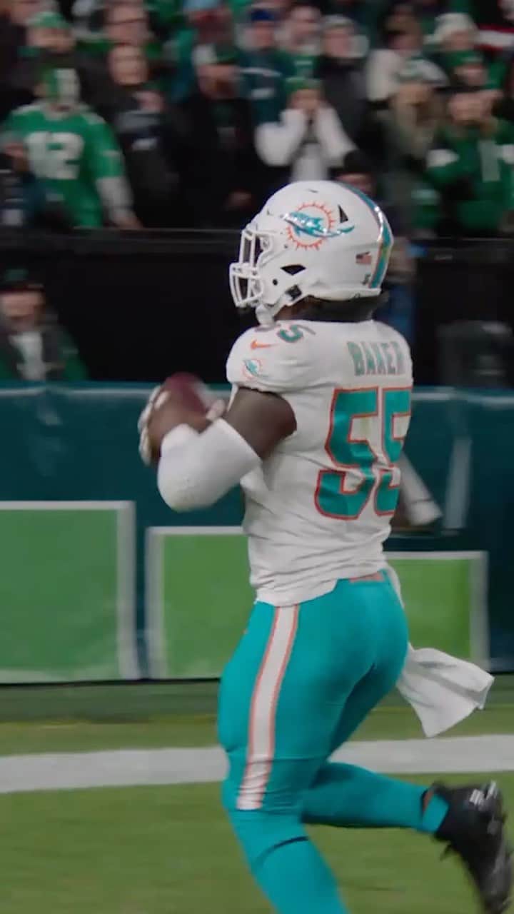 マイアミ・ドルフィンズのインスタグラム：「@kader.k__ with the pressure, @lastname_baker with the scoop 🤲   📺: #MIAvsPHI on @snfonnbc」