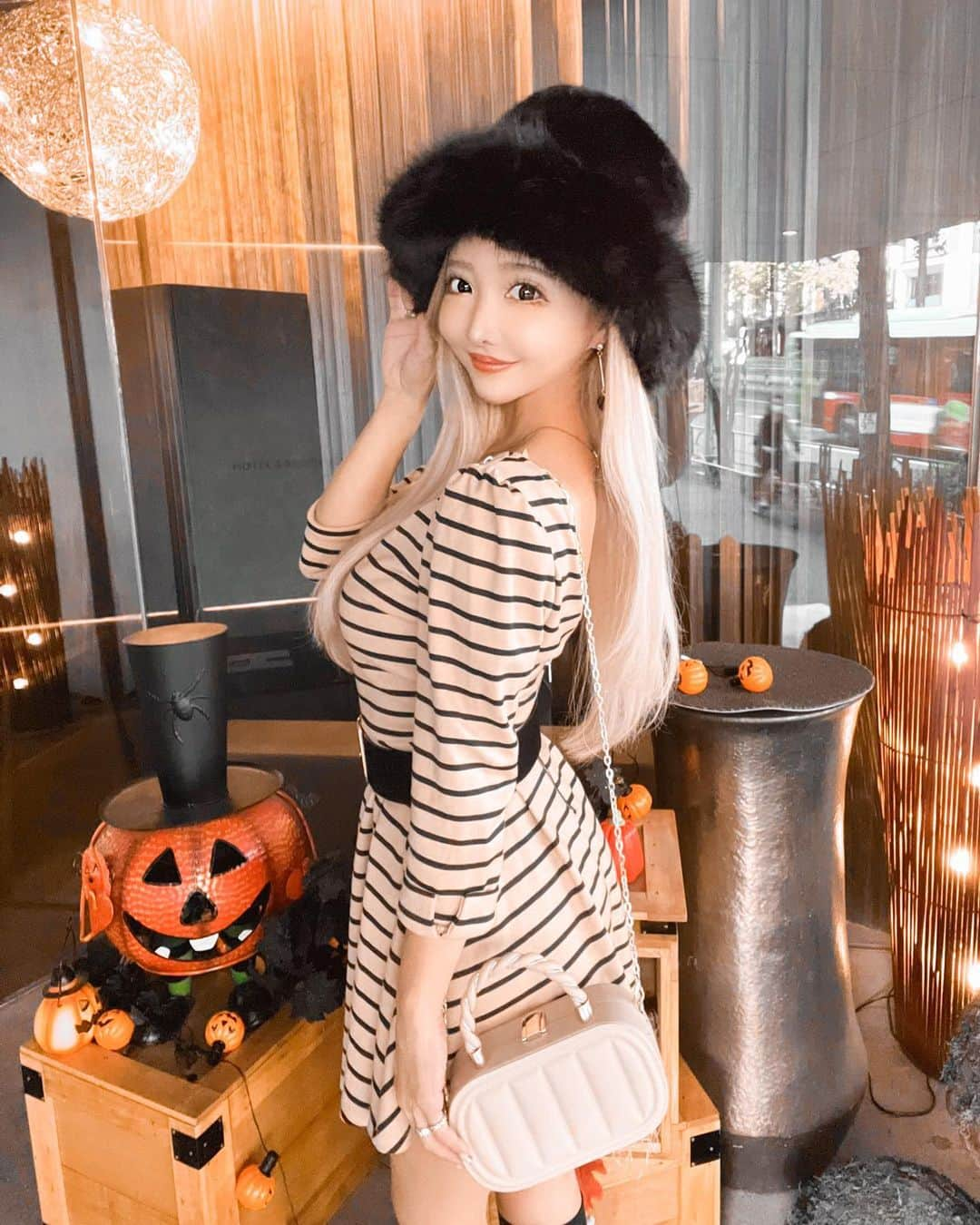 とみmamaのインスタグラム：「ハロウィンコーデ🎃★...ではない。笑 (コーデと背景がマッチしすぎててそれっぽくなった笑) . . . 10年前とかのDURASのこのワンピ、 当時超お気に入りだったから メルカリでわざわざ買ってまたGETした🖤 やはり可愛い🥹❤️❤️ . . 他はブーツ以外全部 @shein_japan だよん✌️ . . . @hr_roppongi の入り口 ハロウィン仕様で可愛かった🥹❤️ . . . #秋コーデ #秋服 #秋服コーデ #autumnoutfit #autumnfashion #autumnstyle #duras #shein #shein購入品 #sheinoutfits #sheinstyle #sheincode #sheinootd #sheinコーデ #ハロウィン #ベージュコーデ #ファーバケットハット #ギャル #ギャルママ #ギャルコーデ #darich」