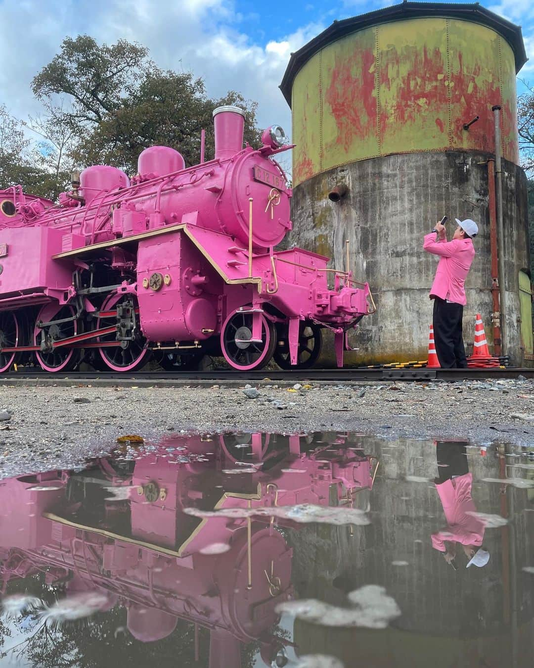 岡安章介さんのインスタグラム写真 - (岡安章介Instagram)「10/21〜22鳥取県にあります若桜鉄道若桜駅に行ってきましたー！ 1日目は4年ぶりピンクSL &新キャラクターお披露目会、2日目中井精也さんの写真講座、地元八頭高校吹奏楽部の演奏会、ダーリン45°の漫才などなど盛り沢山のイベントに出演してきましたー！ 生憎の雨模様でしたが、水たまりの水鏡でかっちょいい写真撮れたり、まさかのSLと虹の写真撮れたり！楽し過ぎてあっという間でした！本当にありがとうございましたー！ 今月29日までピンクSL見れますので是非遊びに来てくださいませぇー #若桜鉄道  #ピンクsl  #わっかーさー」10月23日 11時35分 - naname45okayasuakiyoshi