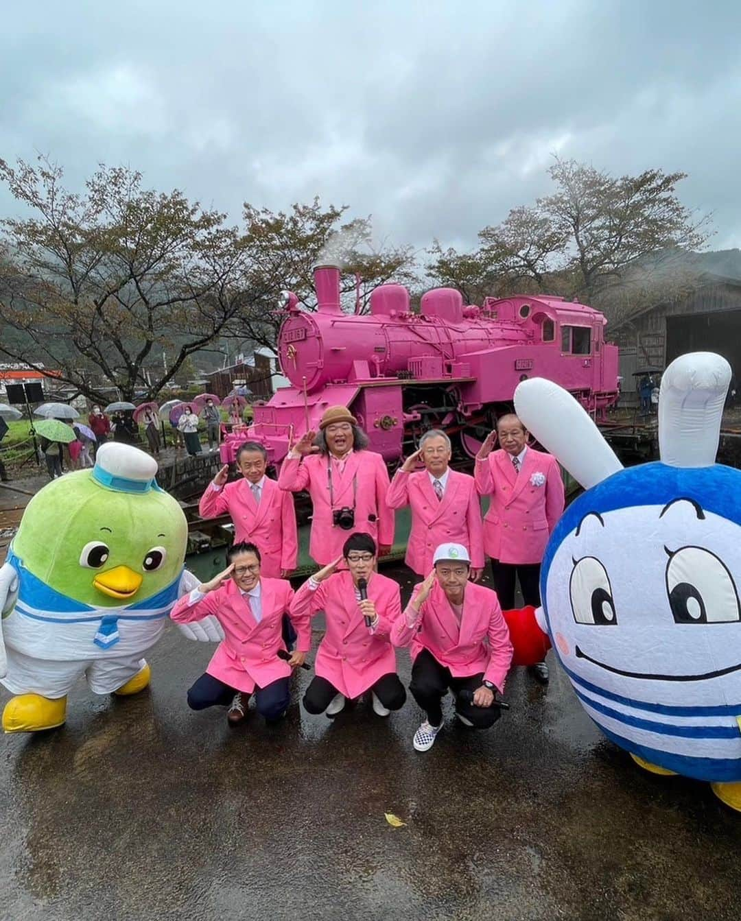 岡安章介さんのインスタグラム写真 - (岡安章介Instagram)「10/21〜22鳥取県にあります若桜鉄道若桜駅に行ってきましたー！ 1日目は4年ぶりピンクSL &新キャラクターお披露目会、2日目中井精也さんの写真講座、地元八頭高校吹奏楽部の演奏会、ダーリン45°の漫才などなど盛り沢山のイベントに出演してきましたー！ 生憎の雨模様でしたが、水たまりの水鏡でかっちょいい写真撮れたり、まさかのSLと虹の写真撮れたり！楽し過ぎてあっという間でした！本当にありがとうございましたー！ 今月29日までピンクSL見れますので是非遊びに来てくださいませぇー #若桜鉄道  #ピンクsl  #わっかーさー」10月23日 11時35分 - naname45okayasuakiyoshi