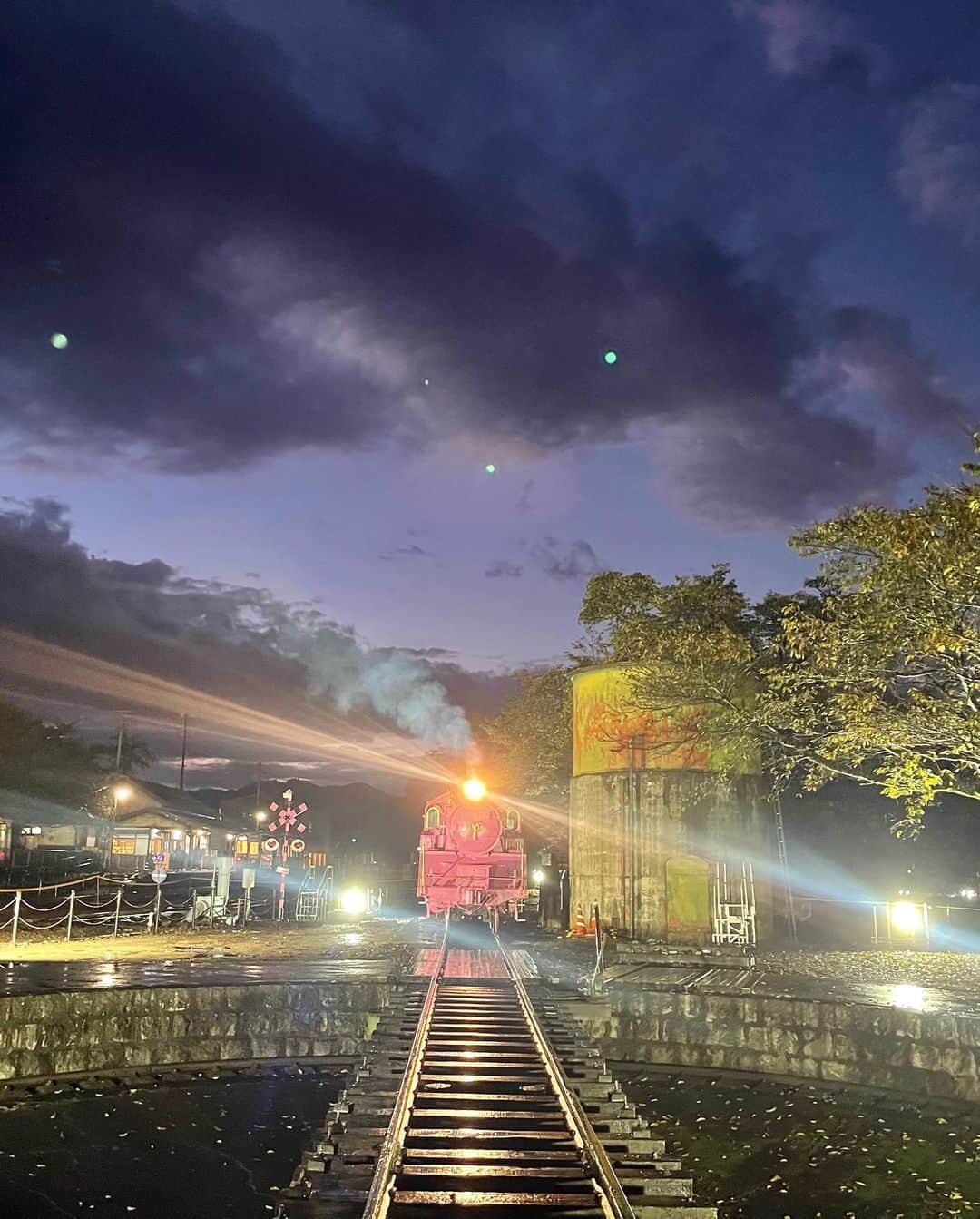 岡安章介さんのインスタグラム写真 - (岡安章介Instagram)「10/21〜22鳥取県にあります若桜鉄道若桜駅に行ってきましたー！ 1日目は4年ぶりピンクSL &新キャラクターお披露目会、2日目中井精也さんの写真講座、地元八頭高校吹奏楽部の演奏会、ダーリン45°の漫才などなど盛り沢山のイベントに出演してきましたー！ 生憎の雨模様でしたが、水たまりの水鏡でかっちょいい写真撮れたり、まさかのSLと虹の写真撮れたり！楽し過ぎてあっという間でした！本当にありがとうございましたー！ 今月29日までピンクSL見れますので是非遊びに来てくださいませぇー #若桜鉄道  #ピンクsl  #わっかーさー」10月23日 11時35分 - naname45okayasuakiyoshi