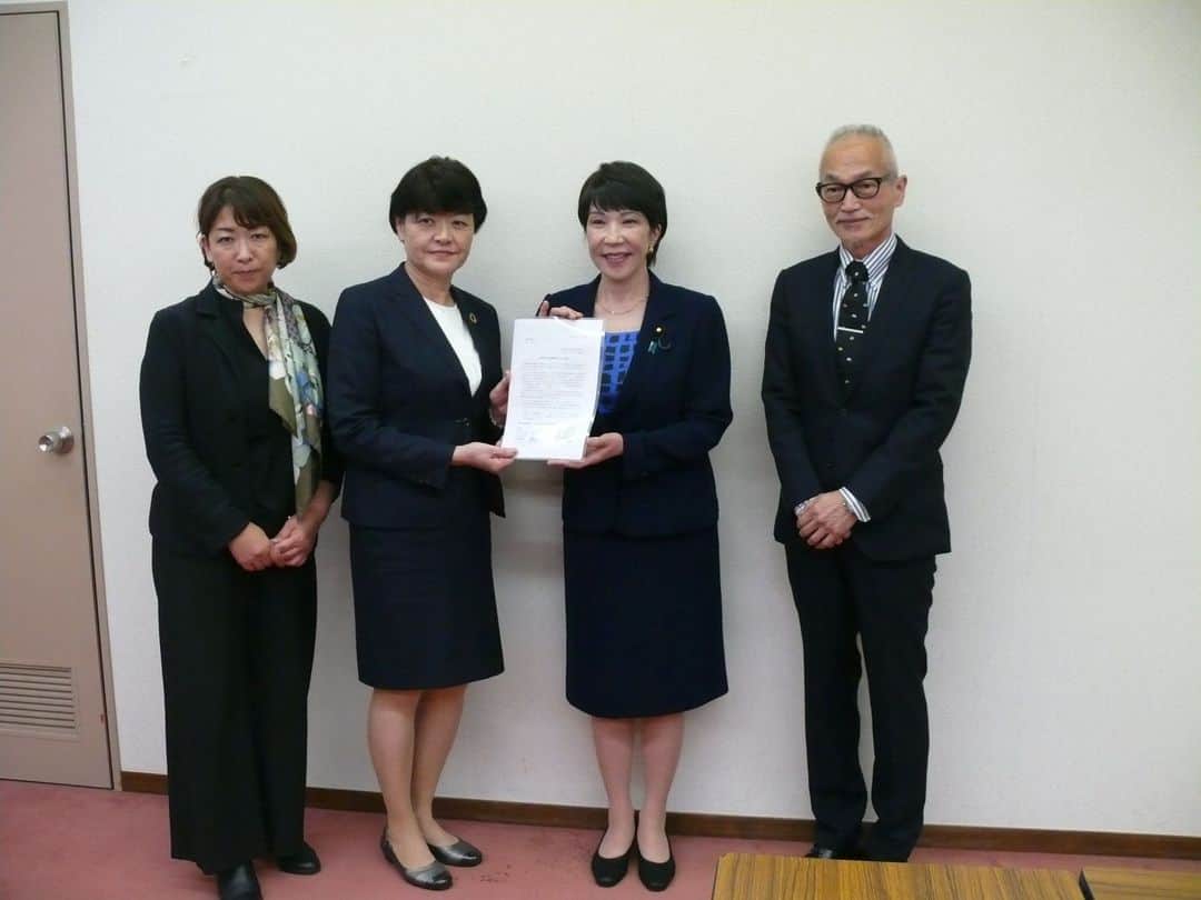 高市早苗のインスタグラム：「10月22日 奈良県老人福祉施設協議会より要望書拝受」