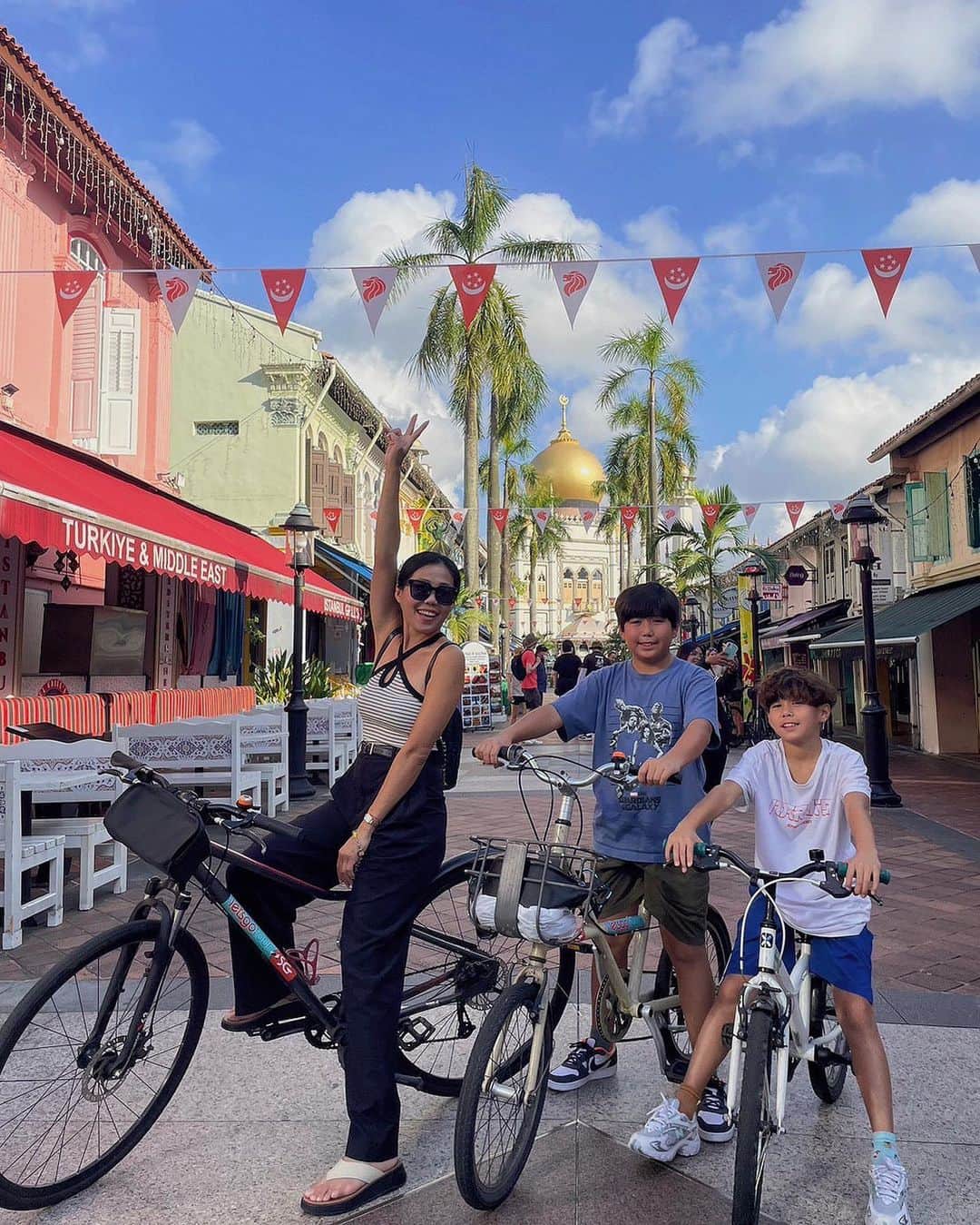 のインスタグラム：「二訪新加坡🇸🇬 幾年前來得匆忙，可以說是快閃～ 這次終於有充足時間能好好認識這個地方  記得有天，我們起了大早☀️  穿上簡便褲裝！抵達腳踏車騎乘活動 @letsgotoursingapore  我跟亞歷和阿弟各自選了台適合自己的車 由導遊領頭，帶著隊伍穿越新加坡的街道 參觀了具有歷史意義的地標 並向我們介紹不同建築的故事 還拍了好多照片！！其中特別喜歡 在蘇丹回教堂前我們跟自己腳踏車的合照  若你想認識這個多元文化的國家 可以報名「小印度區遊戲與導覽行程」 @tribetours 的導覽員非常專業 會用遊戲及故事的方式帶領旅客 而且很有耐心～對好奇寶寶的我有問必答！ 印度的蔬菜、點心口味跟我們平常的飲食大不相同 但看著亞歷和阿弟嘗試實在太有趣了～  此趟旅程中，最有成就感的 大概就是在 @wildflowerstudiosg  畫了一幅畫帶回家送給老公 我也才發現畫畫是一件多療癒的事 它可以讓你很平靜，就只專注在眼前的繪畫裡 也是個很適合帶小朋友來的活動 孩子的思想很簡單，他們不會害怕畫錯 所以都畫得很快！畫完就在旁邊跟貓咪玩  太多想分享的～ 但絕對是親自來一趟才知道有多好玩 這次透過SingapoRewards預定的行程 每項都讓我更喜歡這個國家💕 跟之前超不一樣！ 不再只是去大家都知道的大景點 而是能參與更多不同的內容 除了感到很驚喜，也實現了 我想在其他國家體驗特別活動的小願望  也要來好好向大家介紹 “新加坡獎勵”計劃 #SingapoRewards  這是由新加坡旅遊局 (STB) 提供的獎勵計劃 提供入境新加坡的旅客 探索、體驗更豐富多元的活動 如果對我的分享有興趣 大家可以從SingapoRewards裡查詢預訂喔！ 還有更多隱藏的旅遊規劃等你們挖掘～  而SingapoRewards裡的所有活動 大人都是可以幫小朋友一起預訂的 很適合親子同遊喔～  #VisitSingapore @visit_singapore」