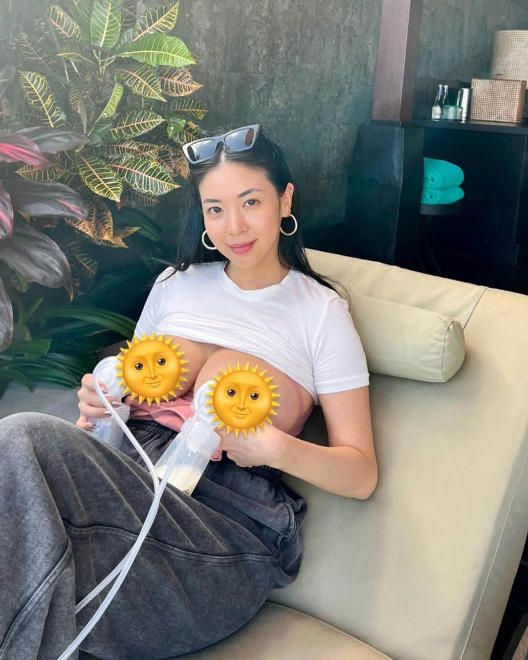 アマンダ・チャンさんのインスタグラム写真 - (アマンダ・チャンInstagram)「So it’s been more than a week since I stopped breastfeeding Z. I made it to the 4 month mark eventhough it was a personal goal of mine to do 6. It was a really tough decision to make and I went back and forth for quite some time before finally stopping. In the midst of all that, I was swimming in my own thoughts of mom guilt, what the “right” thing to do was, what Z would miss out on if I had stopped then.   I know I’m not alone in this experience but it can still be very isolating navigating these uncharted waters alone. So I shared a part of my struggles on socials and the online parent community has been extremely supportive and non judgmental (lucky me!). I think the best thing someone said to me is that this breastfeeding journey is just one of the many milestones to be had with many many more to look forward to. It made me feel so much better so thank you for that.   Now I’m just glad I can live some semblance of my regular life, I can start fitting into some old clothes, I don’t have to rush home to feed/ pump or bring an ice box in and out of the airport. I feel so so so liberated, like my body is mine again.」10月23日 17時13分 - amandachaang