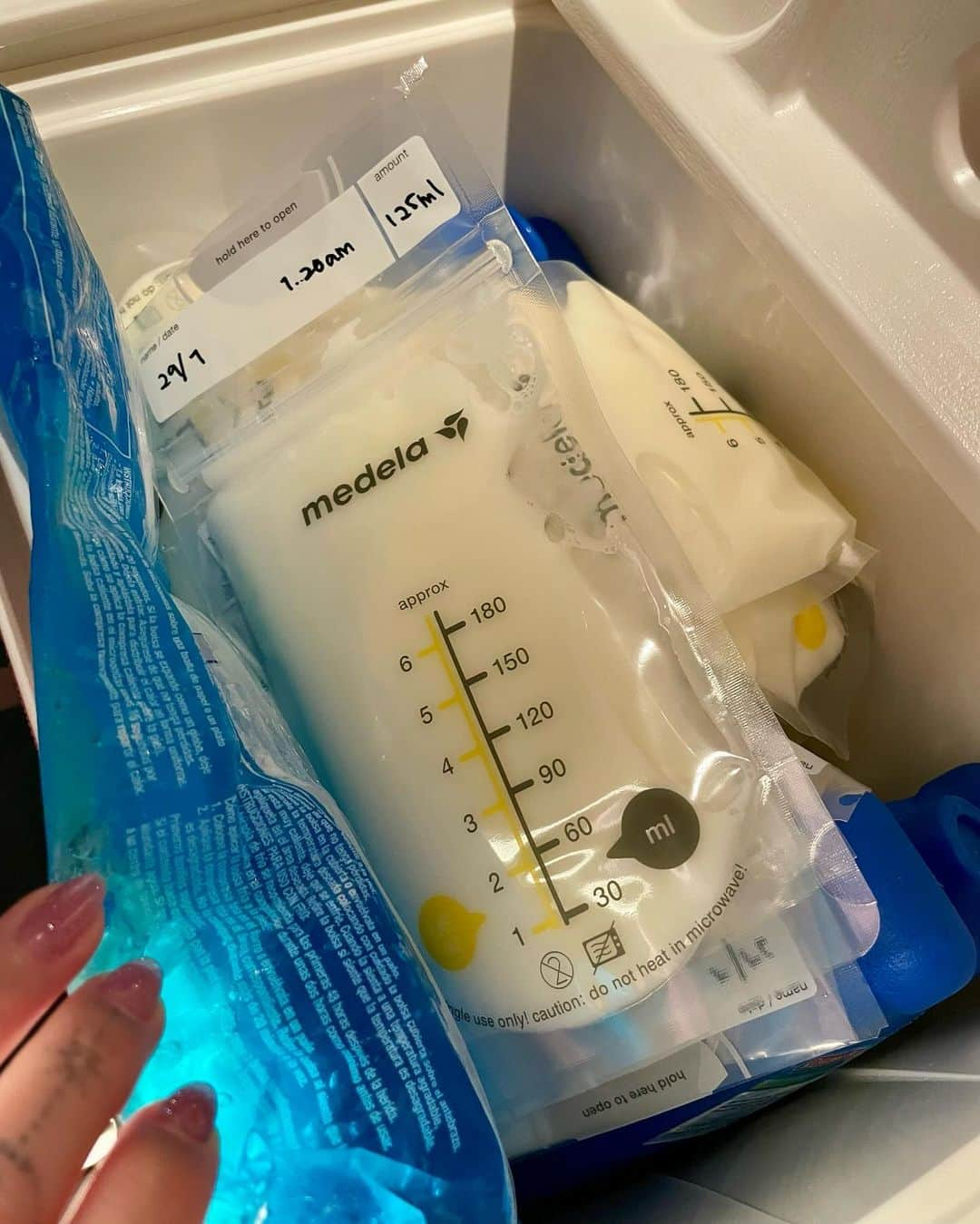 アマンダ・チャンさんのインスタグラム写真 - (アマンダ・チャンInstagram)「So it’s been more than a week since I stopped breastfeeding Z. I made it to the 4 month mark eventhough it was a personal goal of mine to do 6. It was a really tough decision to make and I went back and forth for quite some time before finally stopping. In the midst of all that, I was swimming in my own thoughts of mom guilt, what the “right” thing to do was, what Z would miss out on if I had stopped then.   I know I’m not alone in this experience but it can still be very isolating navigating these uncharted waters alone. So I shared a part of my struggles on socials and the online parent community has been extremely supportive and non judgmental (lucky me!). I think the best thing someone said to me is that this breastfeeding journey is just one of the many milestones to be had with many many more to look forward to. It made me feel so much better so thank you for that.   Now I’m just glad I can live some semblance of my regular life, I can start fitting into some old clothes, I don’t have to rush home to feed/ pump or bring an ice box in and out of the airport. I feel so so so liberated, like my body is mine again.」10月23日 17時13分 - amandachaang