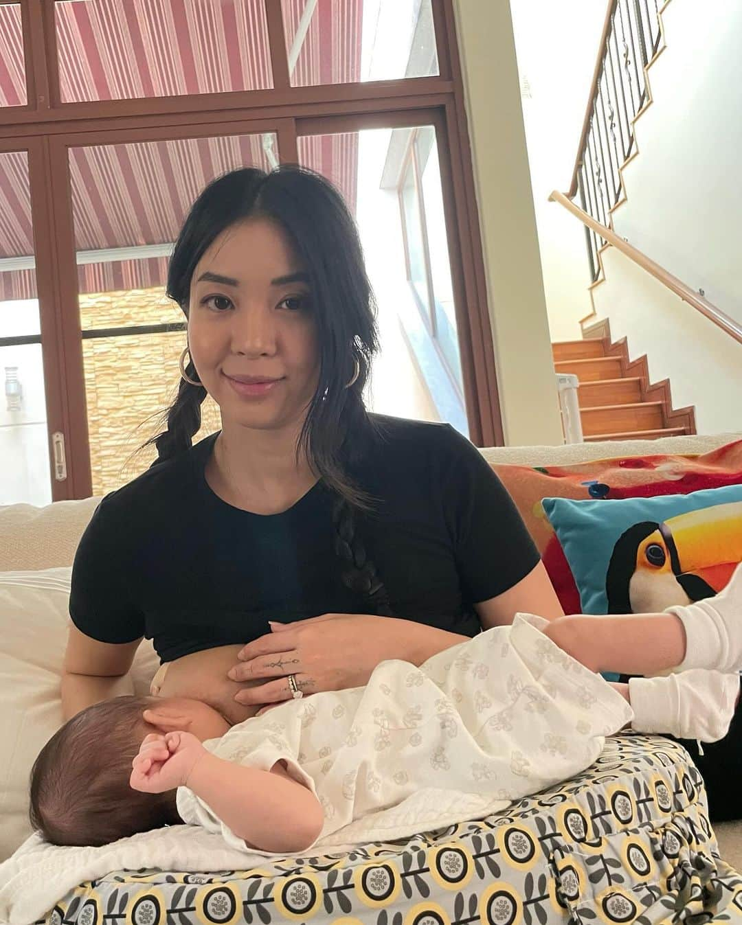 アマンダ・チャンさんのインスタグラム写真 - (アマンダ・チャンInstagram)「So it’s been more than a week since I stopped breastfeeding Z. I made it to the 4 month mark eventhough it was a personal goal of mine to do 6. It was a really tough decision to make and I went back and forth for quite some time before finally stopping. In the midst of all that, I was swimming in my own thoughts of mom guilt, what the “right” thing to do was, what Z would miss out on if I had stopped then.   I know I’m not alone in this experience but it can still be very isolating navigating these uncharted waters alone. So I shared a part of my struggles on socials and the online parent community has been extremely supportive and non judgmental (lucky me!). I think the best thing someone said to me is that this breastfeeding journey is just one of the many milestones to be had with many many more to look forward to. It made me feel so much better so thank you for that.   Now I’m just glad I can live some semblance of my regular life, I can start fitting into some old clothes, I don’t have to rush home to feed/ pump or bring an ice box in and out of the airport. I feel so so so liberated, like my body is mine again.」10月23日 17時13分 - amandachaang