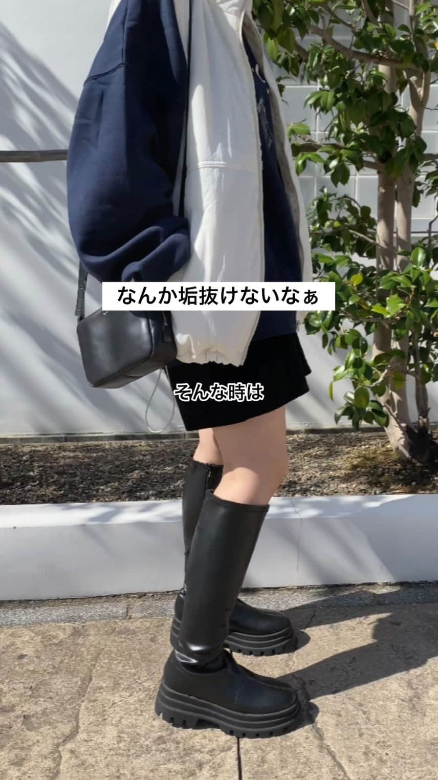 のインスタグラム：「. なんか垢抜けないなぁ🤔  そんな時は  ☑︎ 大きめのスウェット着て ☑︎ ダウンベストを羽織って ☑︎ 足元はロングブーツ ☑︎ バッグは小さめにして  参考になれば嬉しいです🕊️  boots @wego_official  . . . #code #outfit #ootd . . . 詳しくは#wear で見てね♥︎ wear account → sizu0618 . . . #pr#コーディネート#Locari#着回し#着回しコーデ #着回しアイテム#トレンドコーデ#大人カジュアル#カジュアルコーデ#コーデ#zozotown#秋冬コーデ#秋コーデ#2023fw#冬コーデ#大人wego#wegogf1 @wego_webstore」