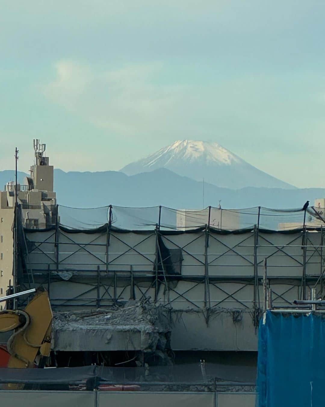 blocさんのインスタグラム写真 - (blocInstagram)「【2023.10.22】 東急本店が閉館し LVMHのビルが建つまでの間 blocの窓から富士山が見えるようになりました。  #bloc #blocjapon  #富士山 #mtfuji」10月23日 17時13分 - bloc_japon