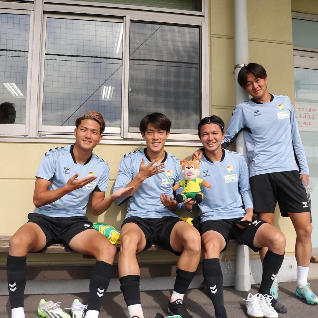 ジェフユナイテッド市原・千葉のインスタグラム：「#10月23日  HAPPY BIRTHDAY🎂 小林祐介選手💦🎉  そして 見覚えのある人も…。  今こそ!WINBYALL! 本日のユナパをお届け👍  #jefunited #ジェフ千葉 #ユナパレポ #jleague #今こそ!WINBYALL2023」