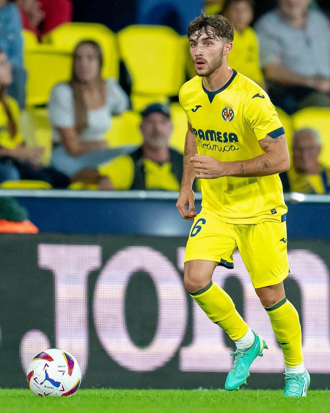 ビジャレアルCFのインスタグラム：「Alti disputó sus primeros minutos oficiales con el primer equipo en el #VillarrealAlavés 👏🏽」