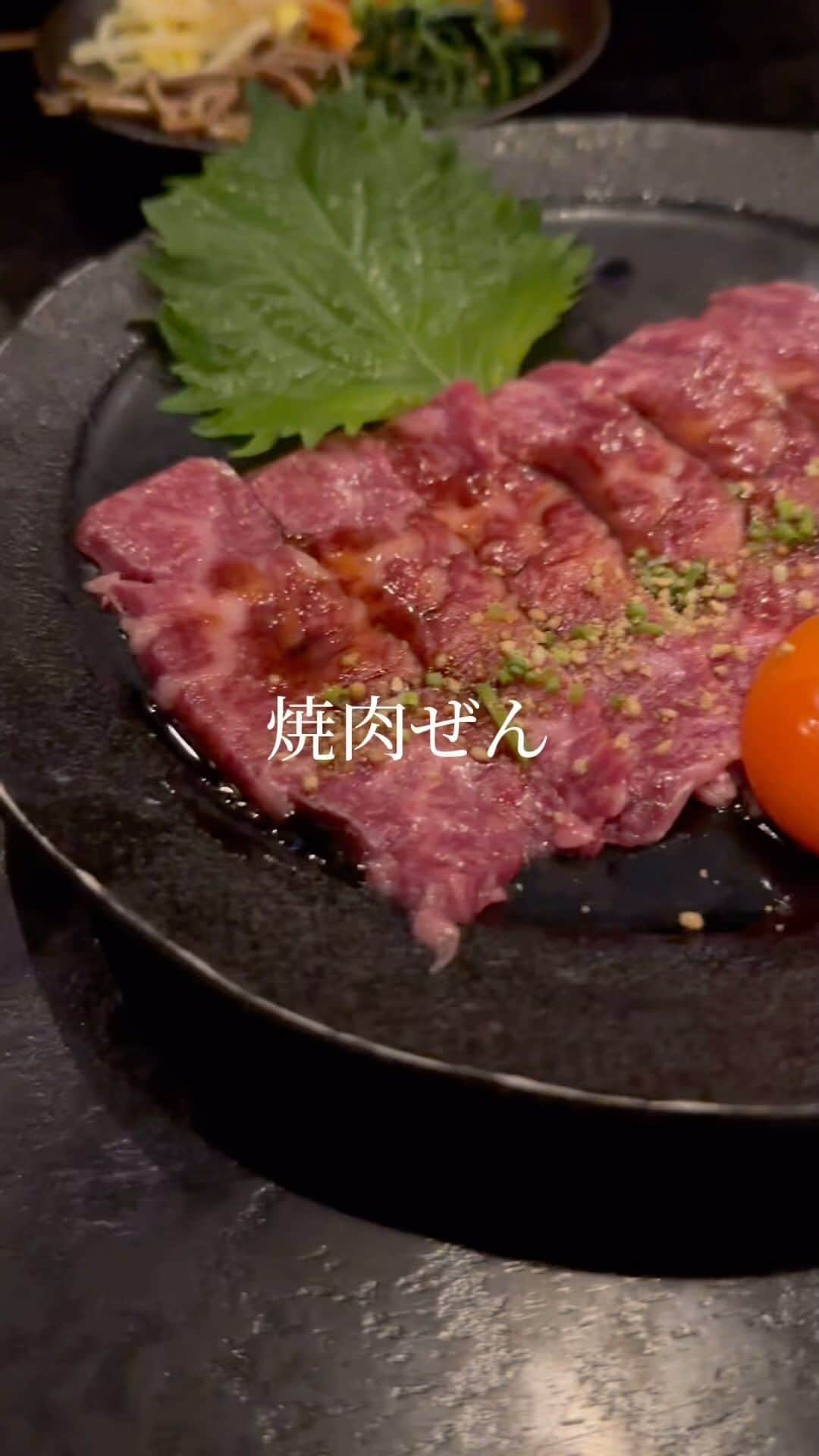 "TERIYAKI" テリヤキ編集部のインスタグラム：「兄弟で手がける焼肉屋で元々牛を育てた経験のある大将が手がけており、各肉を提供される際にかなり熱烈に肉の紹介をしてくれる。  実際に提供される肉質を考えるとこんな金額でいいのと思うほどのクオリティ。  多分東京で食べたら倍くらいしそうな気がする。肉好きにはぜひ訪れて欲しい。 ​⁠  #焼肉ぜん #兵庫グルメ #三宮グルメ #焼肉」