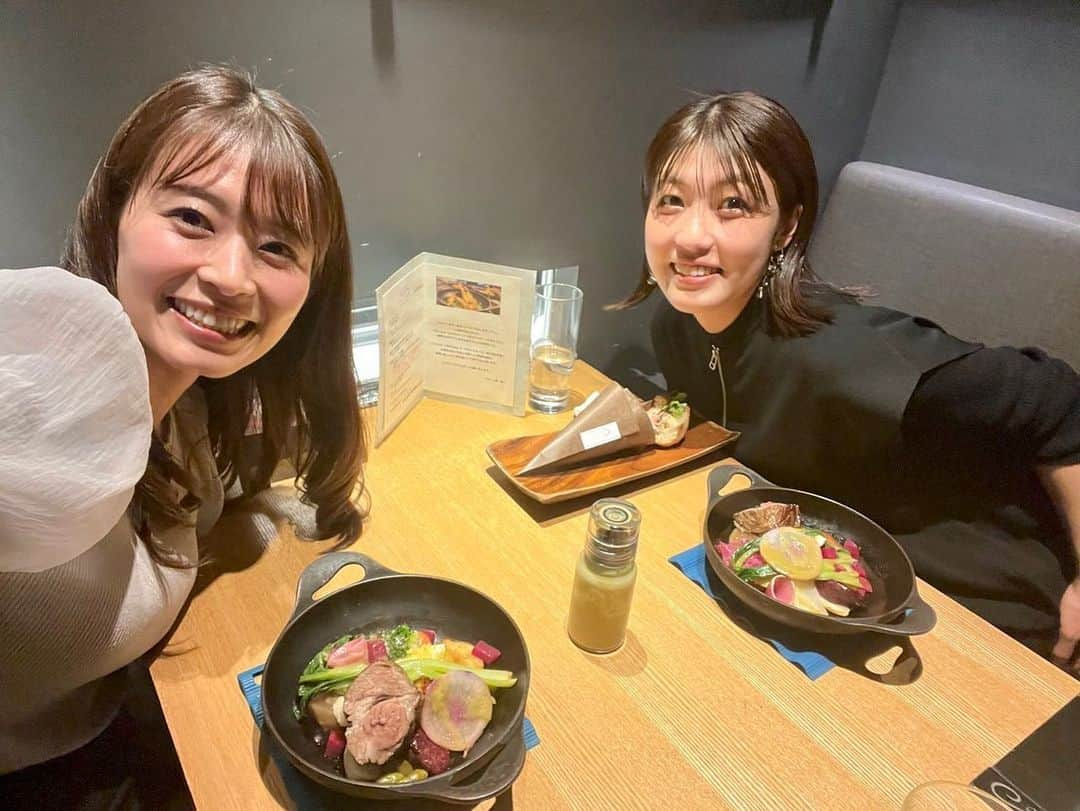 室岡里美さんのインスタグラム写真 - (室岡里美Instagram)「⁂  STVの大家彩香アナウンサーとのランチ会。  まだまだ記憶に新しいバスケットボールのW杯。 それをHTBとstvの両方で生中継するということで、 互いの朝番組が奇跡のコラボレーション！  その際、大家さんが連絡を下さり 今回のランチが実現しました。  朝番組の話は、盛り上がって盛り上がって！ 「わかる〜！」の連発（笑） ほんっと〜に楽しかったです。  もっと早く、こうして話したかったなぁ…と。 同じ北海道で、同じ気持ちで戦っている人がいるというのは 他局であってもとても心強いことです。  私のとりとめのない話も、 大泉さんとのロケ話（笑）も、 大家さんはずっとニコニコ聞いて下さって。　 本当にありがとうございました！  お腹も元気もチャージされたので また今日から頑張ります！  #stv  #大家彩香 アナウンサー #HTB #イチオシ　#イチモニ #アナウンサー #室岡里美」10月23日 11時54分 - htb_satomimurooka