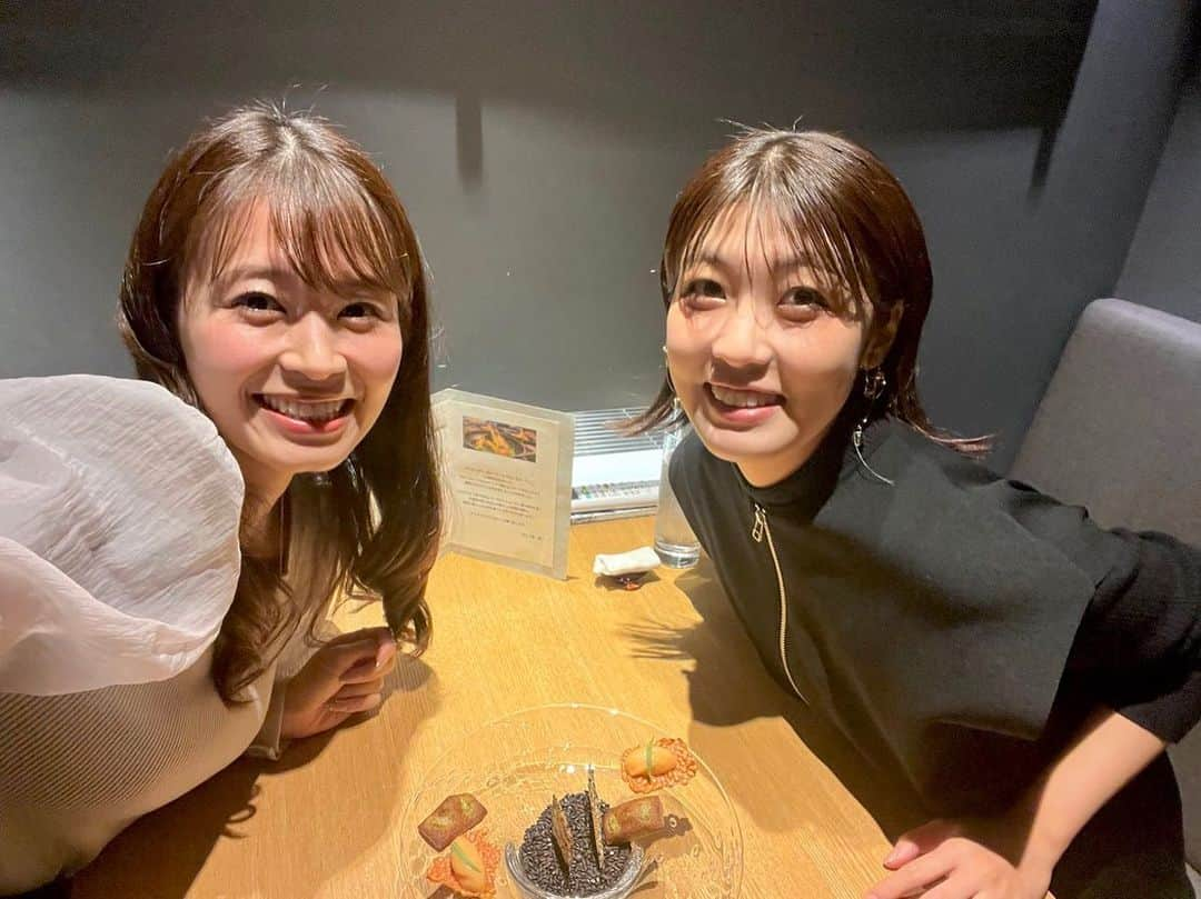 室岡里美さんのインスタグラム写真 - (室岡里美Instagram)「⁂  STVの大家彩香アナウンサーとのランチ会。  まだまだ記憶に新しいバスケットボールのW杯。 それをHTBとstvの両方で生中継するということで、 互いの朝番組が奇跡のコラボレーション！  その際、大家さんが連絡を下さり 今回のランチが実現しました。  朝番組の話は、盛り上がって盛り上がって！ 「わかる〜！」の連発（笑） ほんっと〜に楽しかったです。  もっと早く、こうして話したかったなぁ…と。 同じ北海道で、同じ気持ちで戦っている人がいるというのは 他局であってもとても心強いことです。  私のとりとめのない話も、 大泉さんとのロケ話（笑）も、 大家さんはずっとニコニコ聞いて下さって。　 本当にありがとうございました！  お腹も元気もチャージされたので また今日から頑張ります！  #stv  #大家彩香 アナウンサー #HTB #イチオシ　#イチモニ #アナウンサー #室岡里美」10月23日 11時54分 - htb_satomimurooka