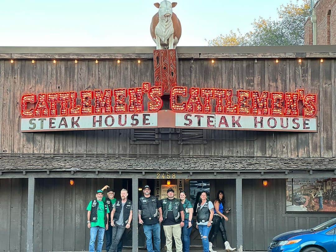 ロバート・パトリックのインスタグラム：「Dinner @cattlemens_steakhouse with Carl “Big Daddy” Spotts 25 year member @bfmc101」