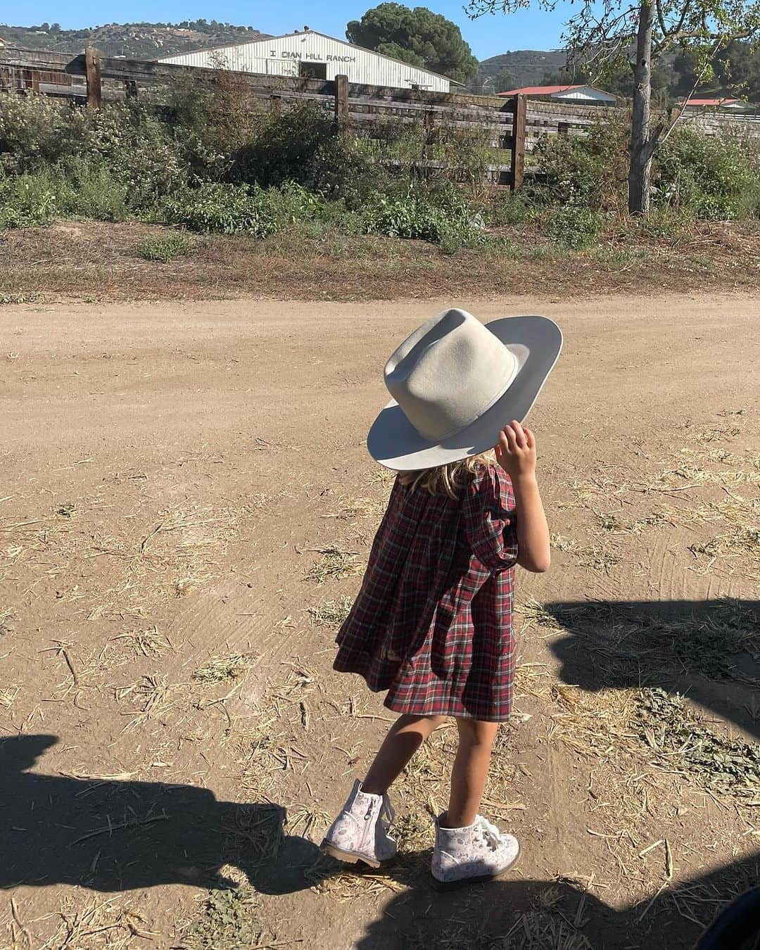 レイア・ゴールドクールさんのインスタグラム写真 - (レイア・ゴールドクールInstagram)「Taking pictures with pumpkins and suffering the whole way in the name of creating memories is what parents do in America 🇺🇸」10月23日 11時48分 - leilss4reals