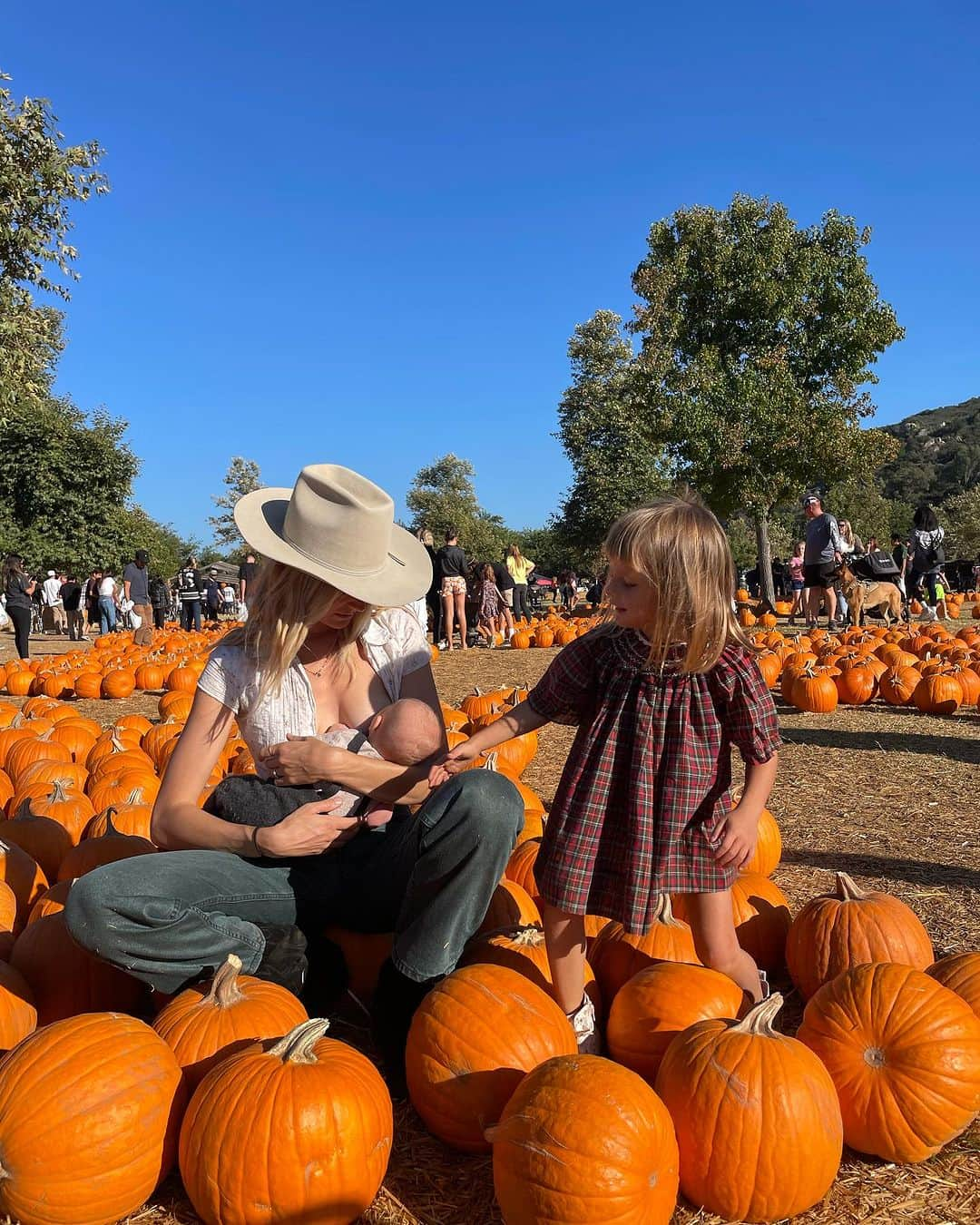 レイア・ゴールドクールさんのインスタグラム写真 - (レイア・ゴールドクールInstagram)「Taking pictures with pumpkins and suffering the whole way in the name of creating memories is what parents do in America 🇺🇸」10月23日 11時48分 - leilss4reals