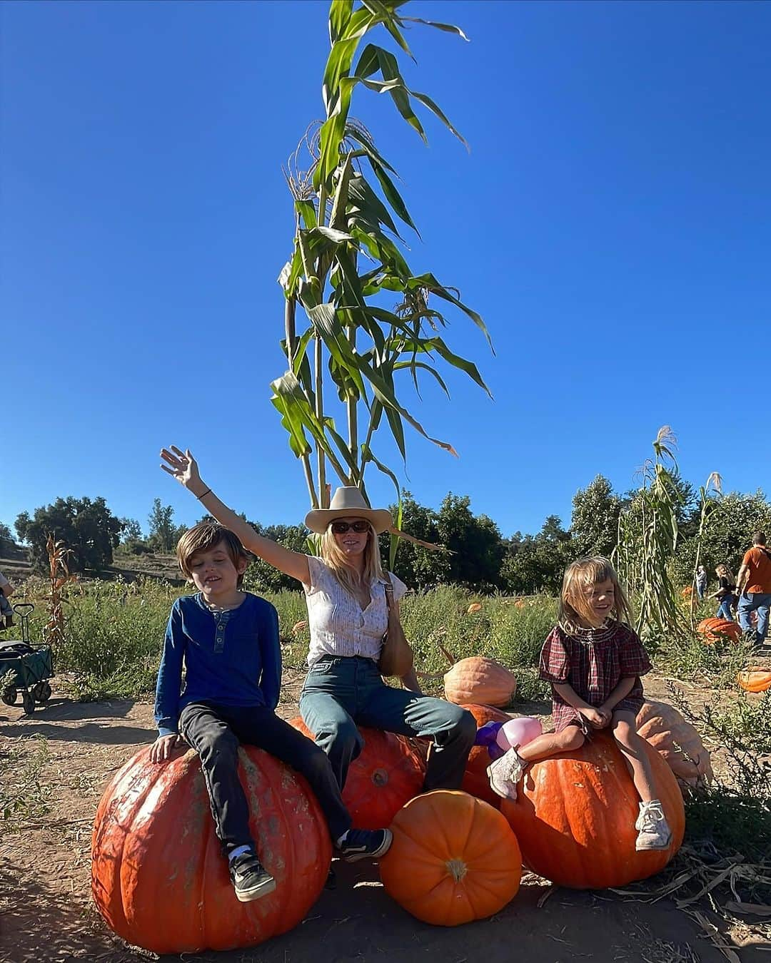 レイア・ゴールドクールさんのインスタグラム写真 - (レイア・ゴールドクールInstagram)「Taking pictures with pumpkins and suffering the whole way in the name of creating memories is what parents do in America 🇺🇸」10月23日 11時48分 - leilss4reals