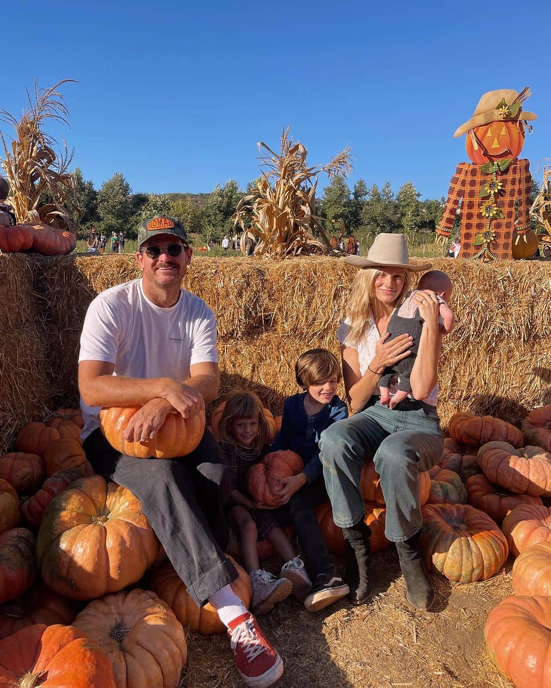 レイア・ゴールドクールさんのインスタグラム写真 - (レイア・ゴールドクールInstagram)「Taking pictures with pumpkins and suffering the whole way in the name of creating memories is what parents do in America 🇺🇸」10月23日 11時48分 - leilss4reals